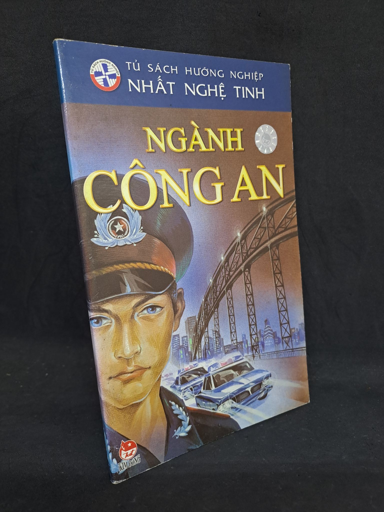 Ngành công an tủ sách hướng nghiệp nhất nghệ tinh 2006 mới 80% bị ố HCM1508