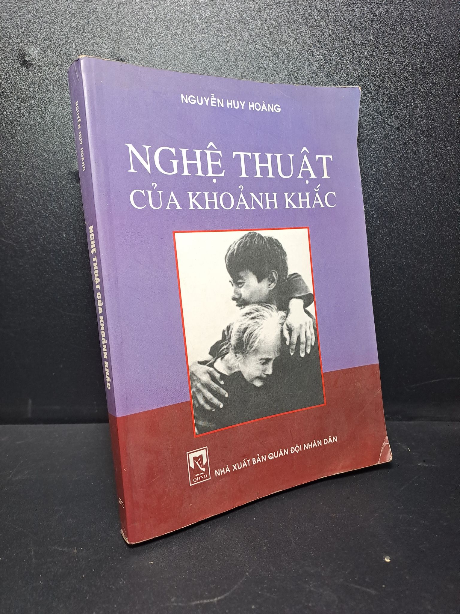 Nghệ thuật của khoảnh khắc nhiếp ảnh 2012 Nguyễn Huy Hoàng mới 80% bị ố HPB.HCM2409