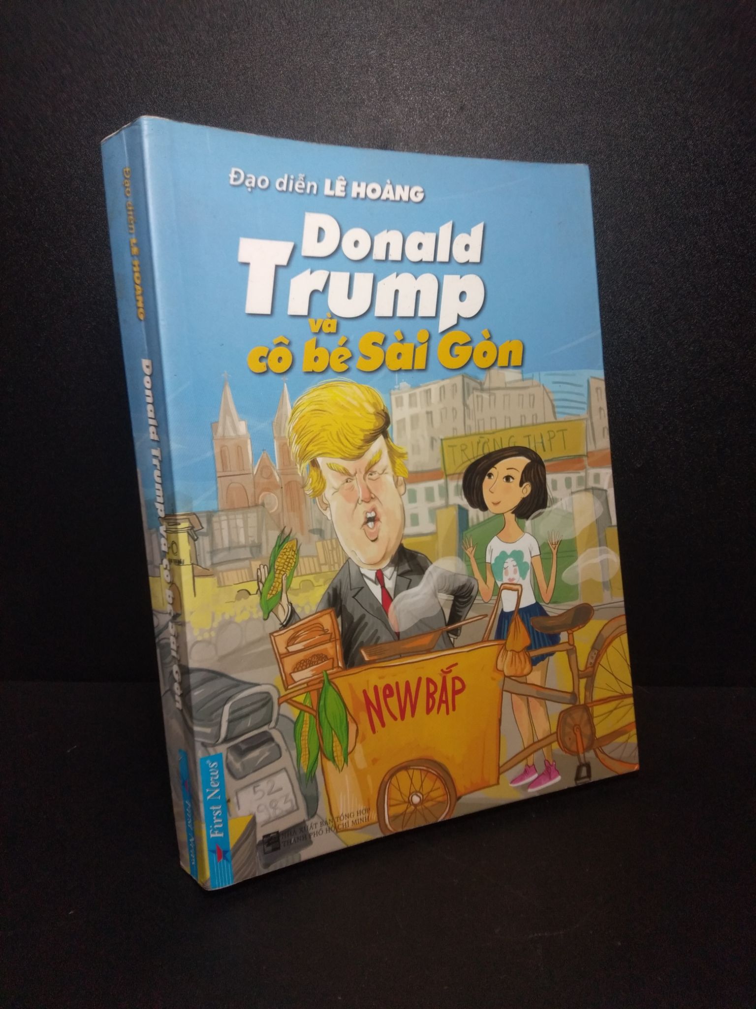 Donald Trump và cô bé Sài Gòn đạo diễn Lê Hoàng 2017 mới 70% ẩm, ố nhẹ có viết và highlight HPB.HCM1210