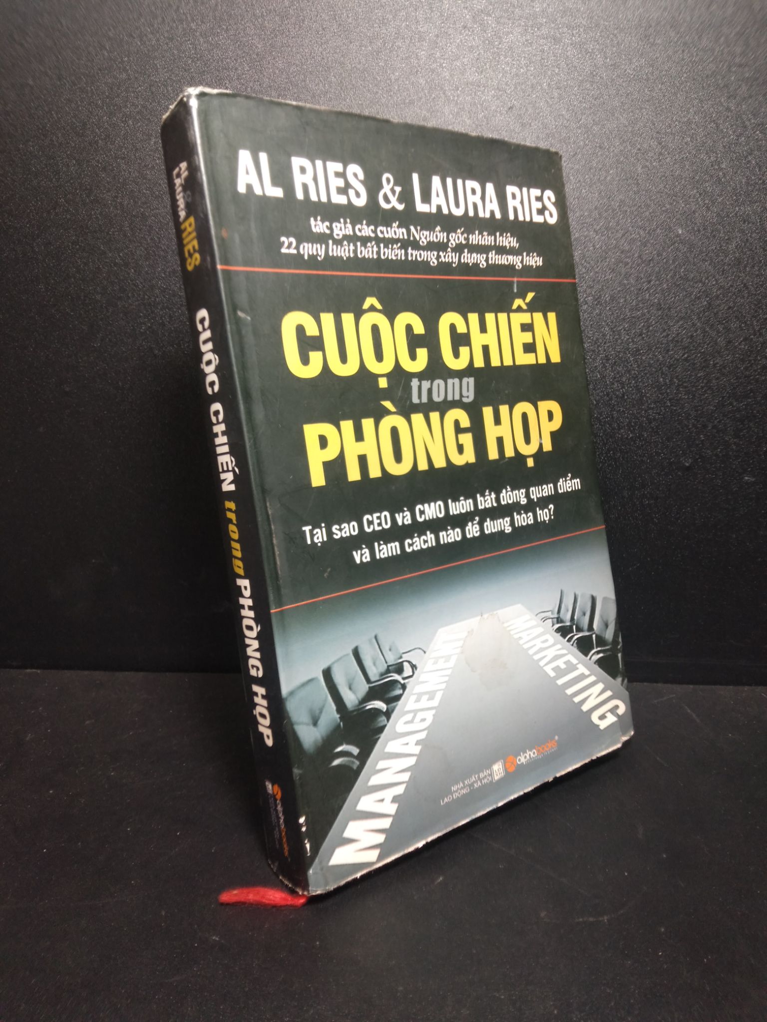 Cuộc chiến trong phòng họp 2011 Laura mới 80% ố vàng, bìa cứng HPB.HCM2810