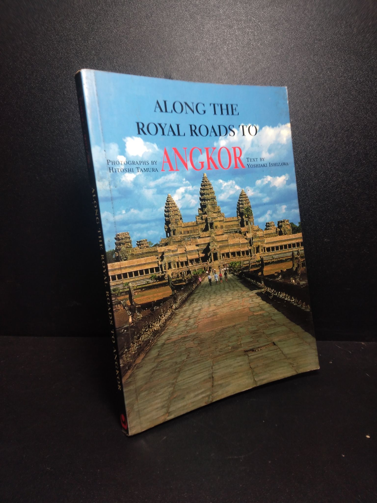 Along the royal roads to angkor 2003 - Tamura/Ishizawa new 90% (bẩn bìa) HCM3010