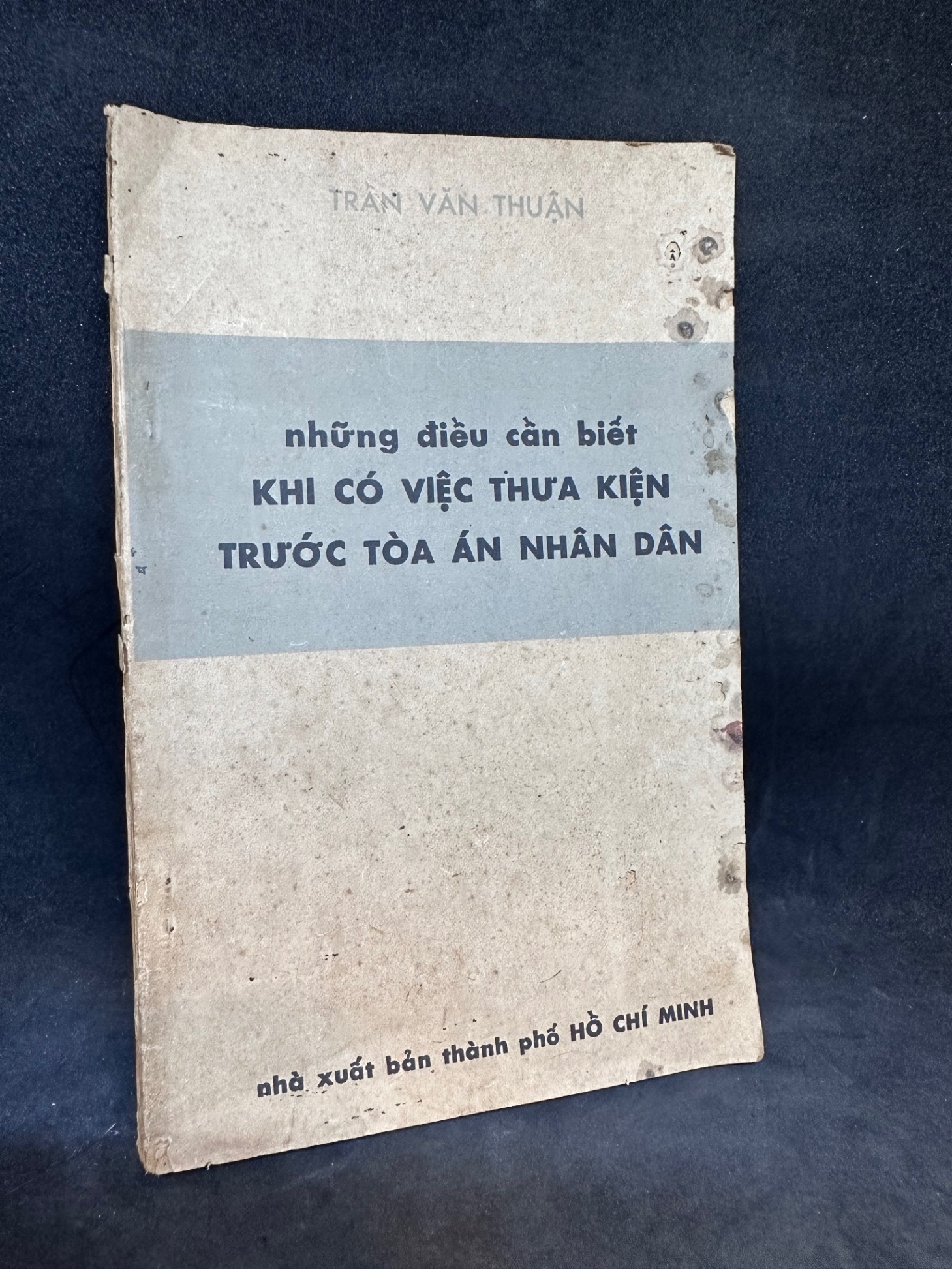 Những điều cần biết khi có việc thưa kiện trước tòa án nhân dân (1979) Trần Văn Thuận, mới 60% (ố vàng) SBM1311