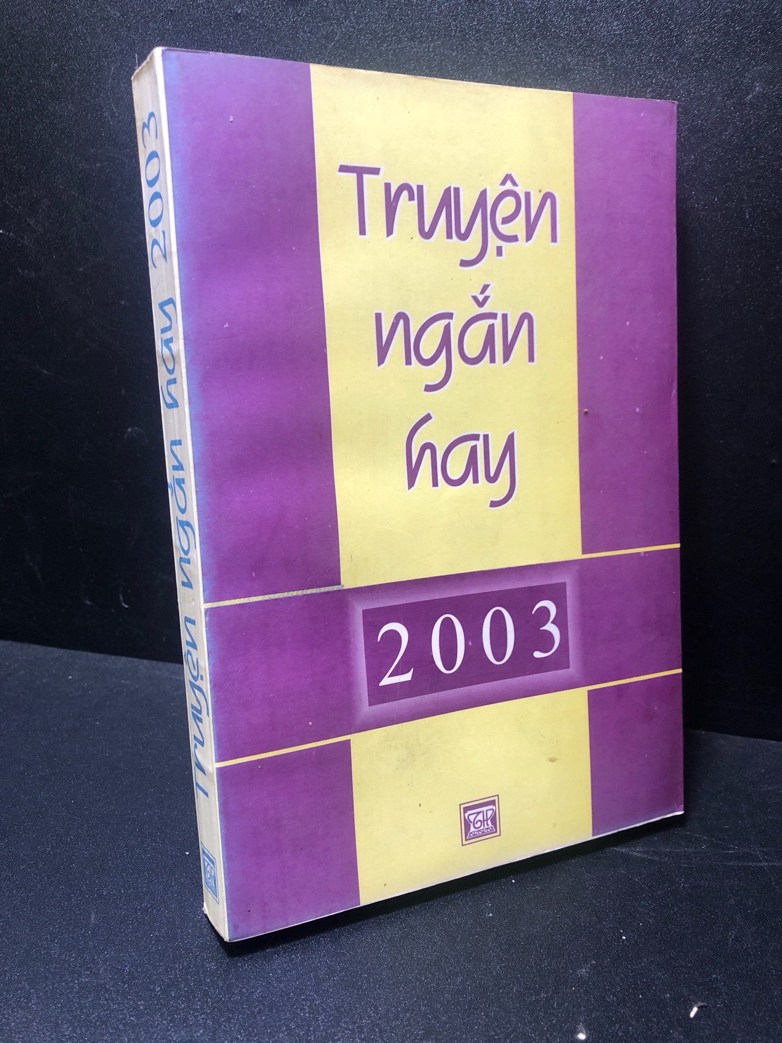 Truyện ngắn hay 2003 năm 2003 mới 70% ố vàng có ký tên ở đầu sách HPB.HCM2311