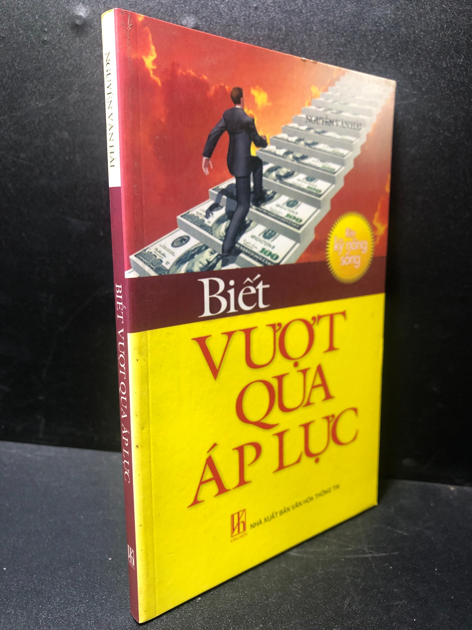 Biết vượt qua áp lực năm 2010 mới 80% ố nhẹ có ký tên ở đầu sách HPB.HCM2311