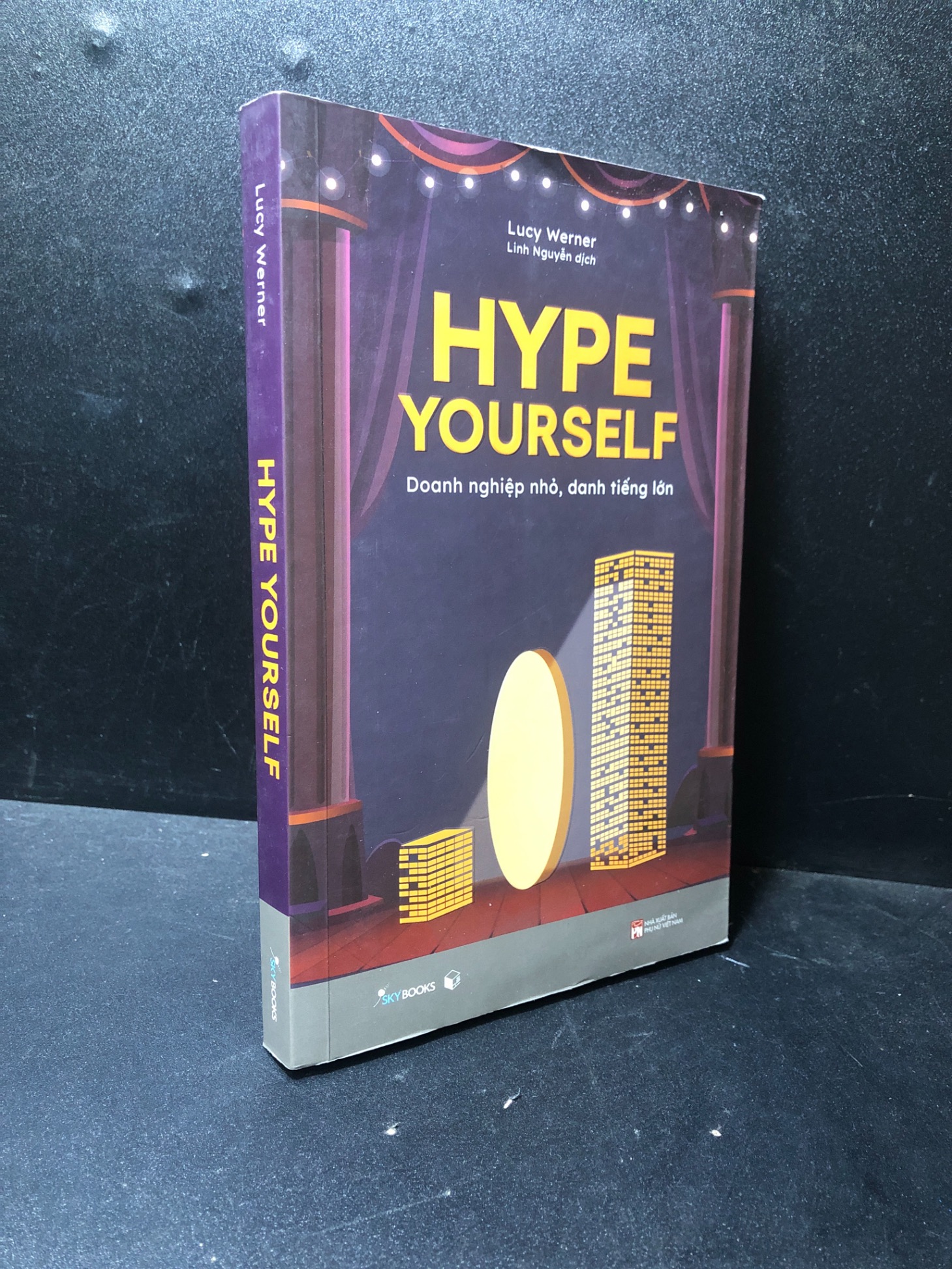 Hype Yourself Lucy Werner 2022 mới 80% quăn nhẹ bìa HPB.HCM2511