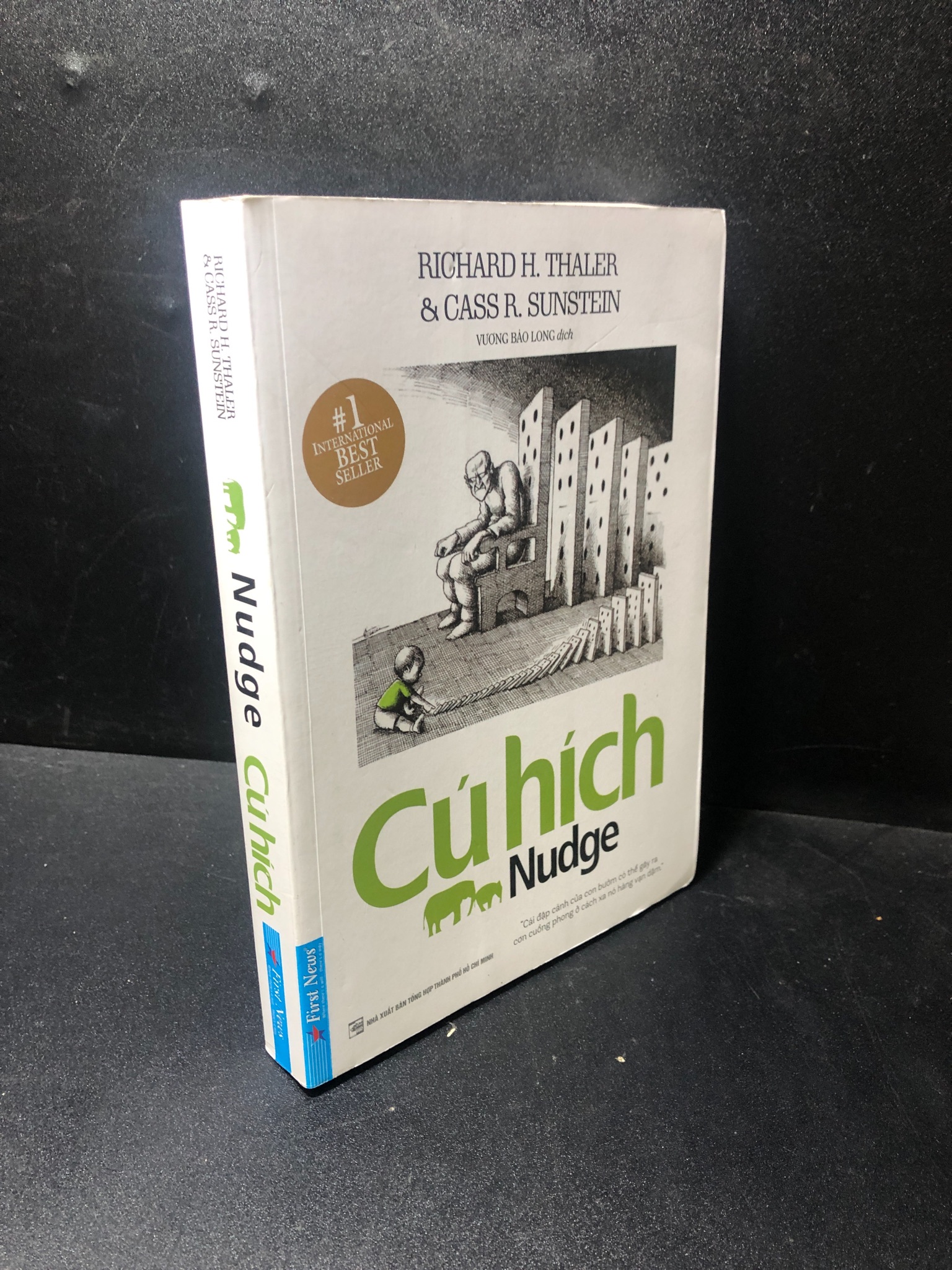 Cú hích Nudge Richard H.Thailer & Cass R. Sunstein 2019 mới 80% ố, bẩn nhẹ HPB.HCM2511