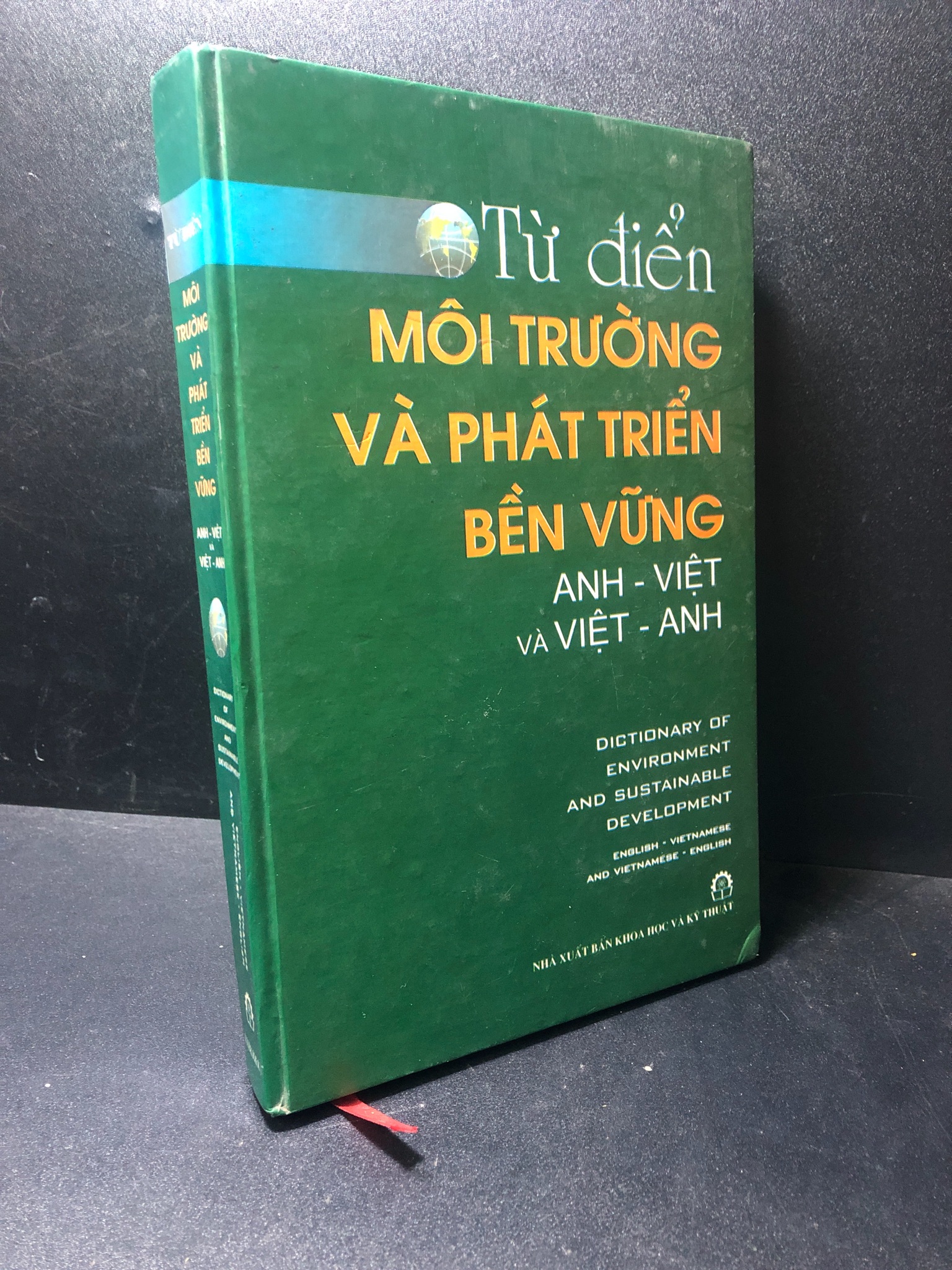 Từ điển môi trường và phát triển bền vững Anh Việt và Việt Anh bìa cứng năm 2001 ố vàng có ký tên ở đầu sách HPB.HCM2311