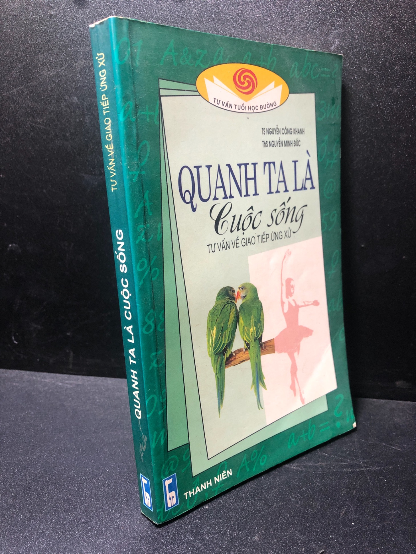 Quanh ta là cuộc sống tư vấn về giao tiếp ứng xử năm 2003 mới 80% ố có ký tên ở đầu sách HPB.HCM2311