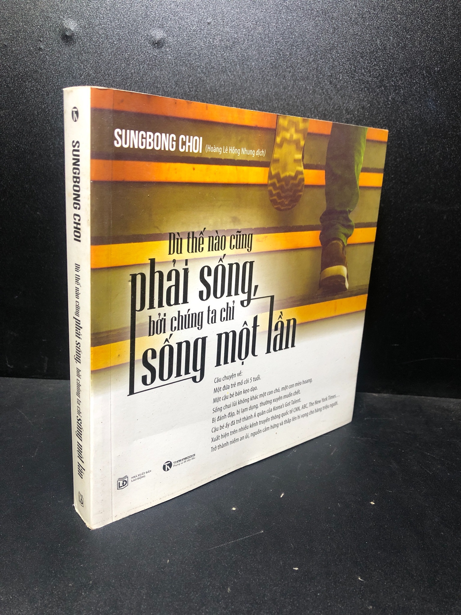 Dù thế nào cũng phải sống bởi chúng ta chỉ sống một lần, 2017, Sungbong Choi, mới 80% (ố nhẹ, có dấu mộc) HCM.SBM0612