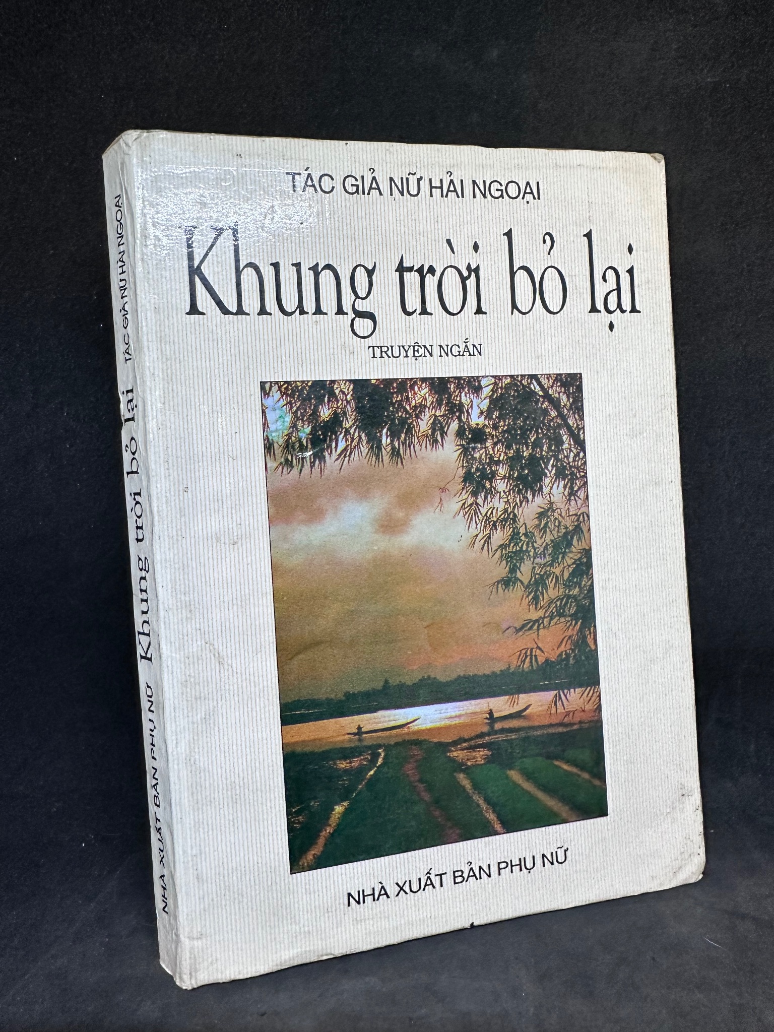 Khung trời bỏ lại - Tác giả nữ hải ngoại, mới 80% (ố vàng) SBM0812