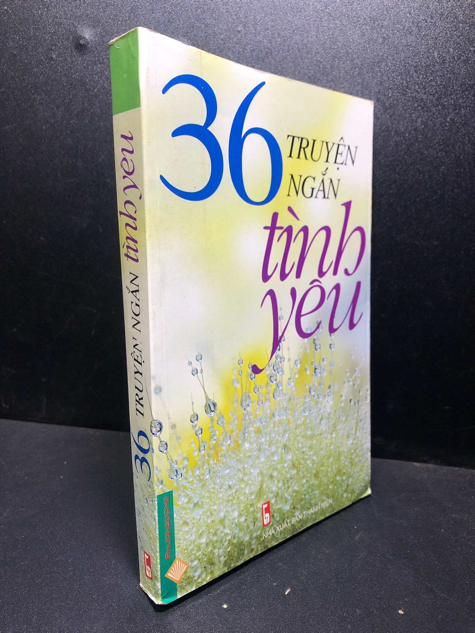 36 truyện ngắn tình yêu 2009 mới 85% ố nhẹ ( văn học , truyện ngắn ) HPB.HCM2812