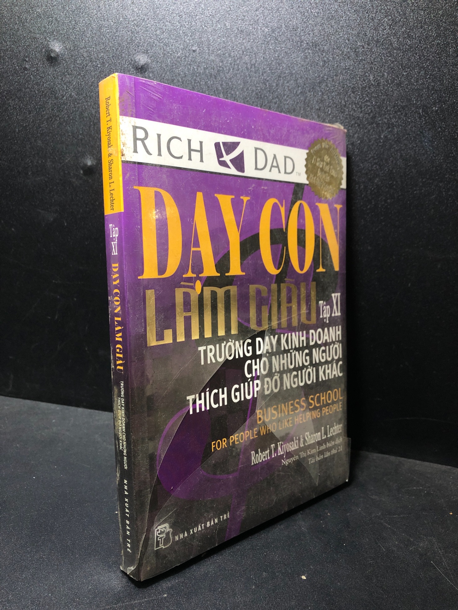 Dạy con làm giàu tập 11 trường dạy kinh doanh cho những người thích giúp đỡ người khác Robert T Kiyosaki mới 85% ố nhẹ (kinh tế , tài chính , kinh doanh) HPB.HCM0101