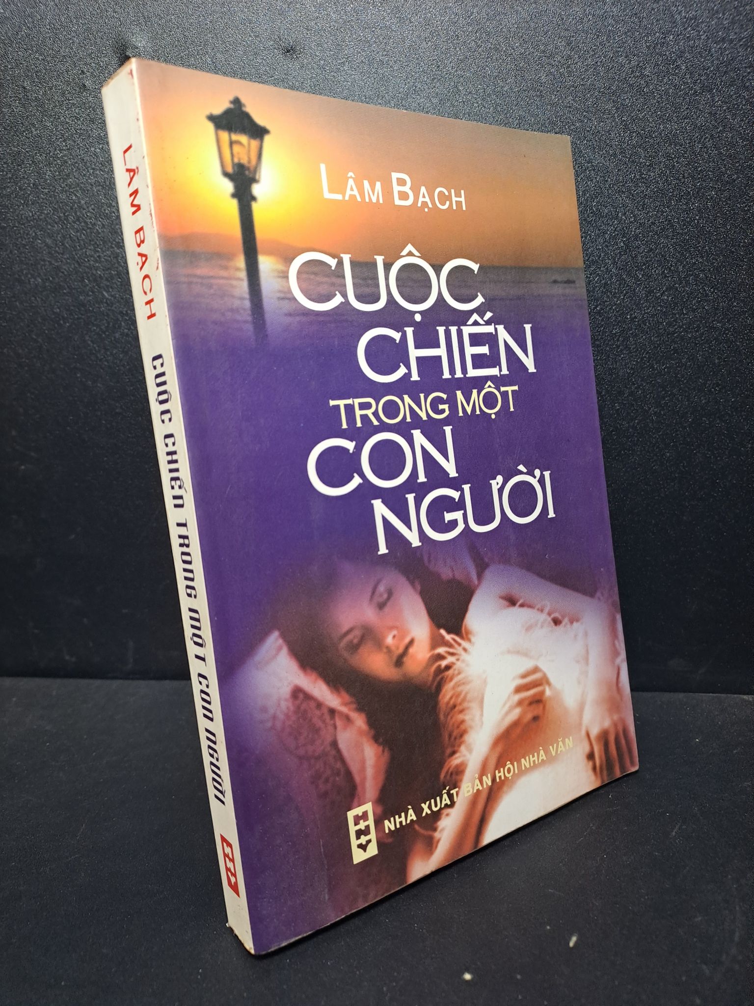 Cuộc chiến trong một con người 2004 Lâm Bạch mới 80% ố (văn học) HPB.HCM2912