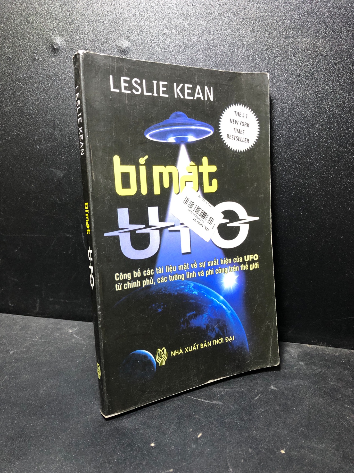 Bí mật UFO Leslie Kean 2012 bẩn bìa ố tróc bìa nhẹ new 90% HPB.HCM0601 khoa học