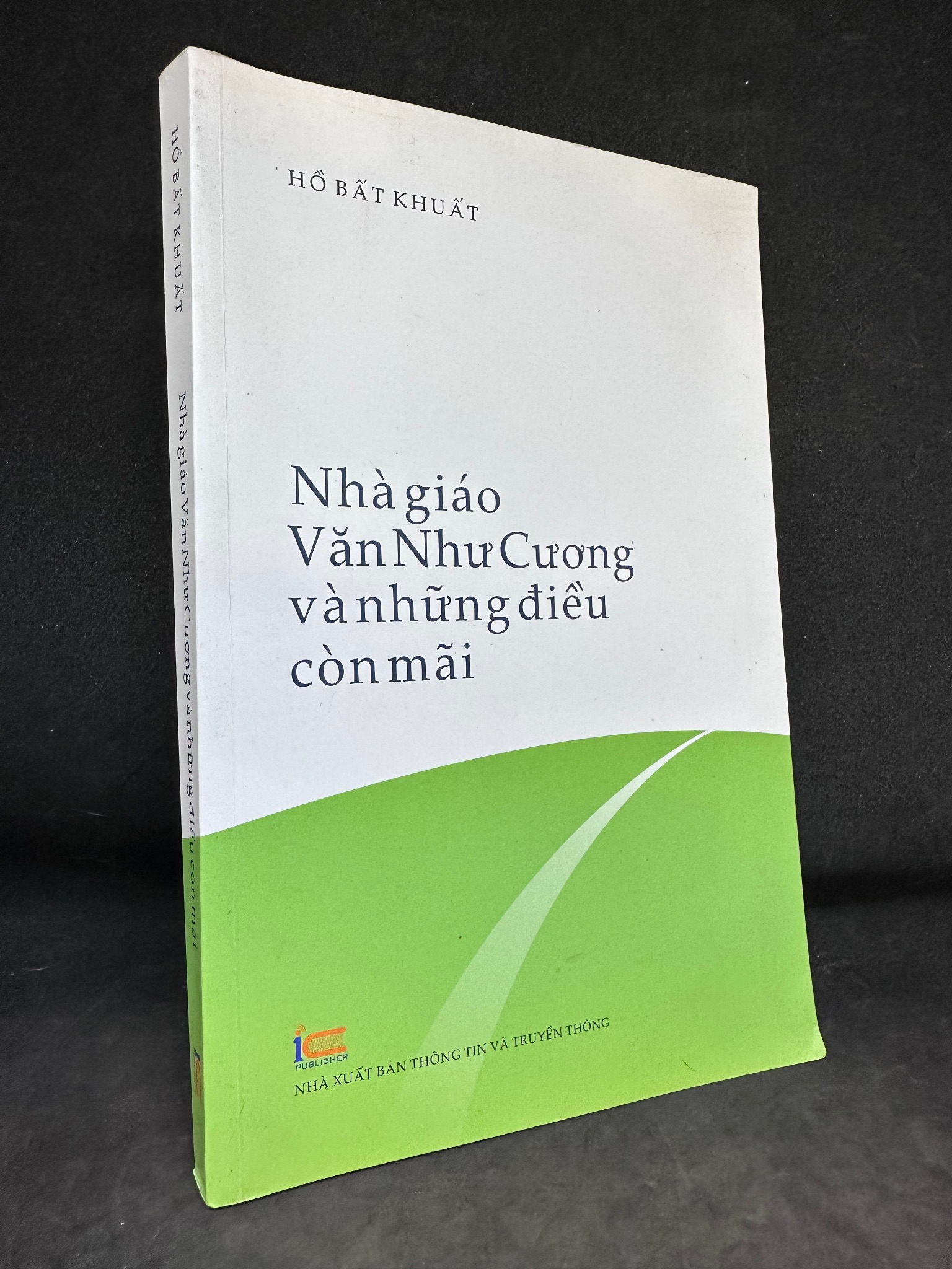 Nhà Giáo Văn Như Cương Và Những Điều Còn Mãi - Hồ Bất Khuất, mới 90% (Có chữ ký tác giả), 2018 SBM0202