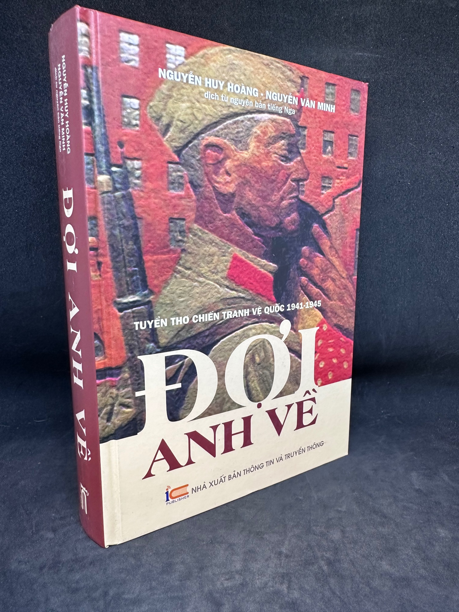 Đợi Anh Về: Tuyển Thơ Chiến Tranh Vệ Quốc 1941-1945 - Nguyễn Huy Hoàng (bìa cứng), mới 80% (ố nhẹ), 2017 SBM0202