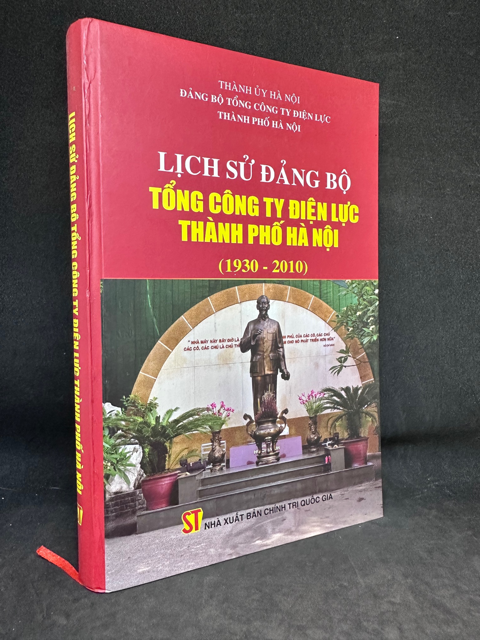 Lịch Sử Đảng Bộ Tổng Công Ty Điện Lực Thành Phố Hà Nội (1930-2010), mới 80% (ố nhẹ, bìa cứng), 2012 SBM0202