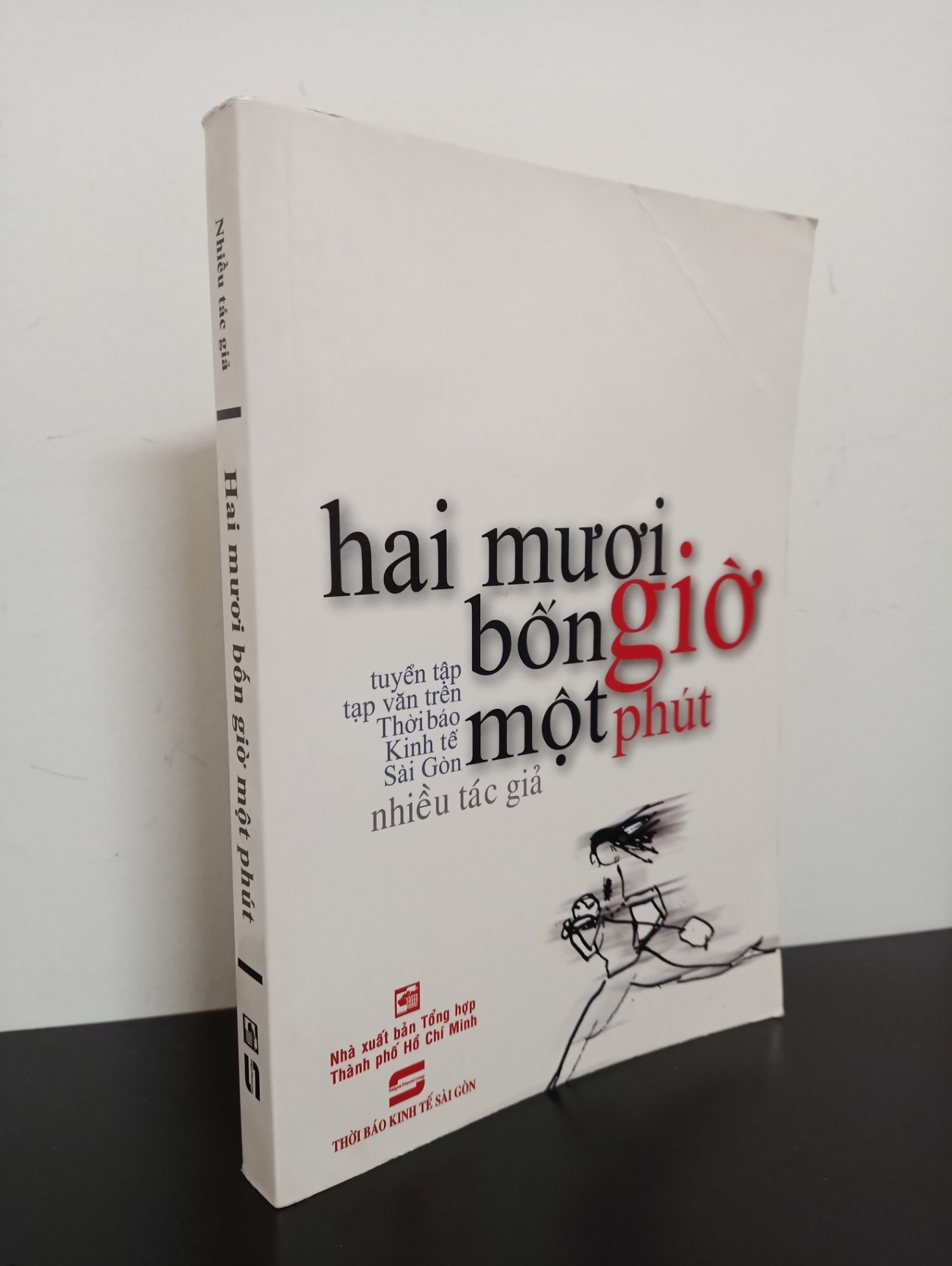 Tuyển Tập Tạp Văn Trên Thời Báo Kinh Tế Sài Gòn - Hai Mươi Bốn Giờ Một Phút (2010) Mới 90% HCM.ASB2102