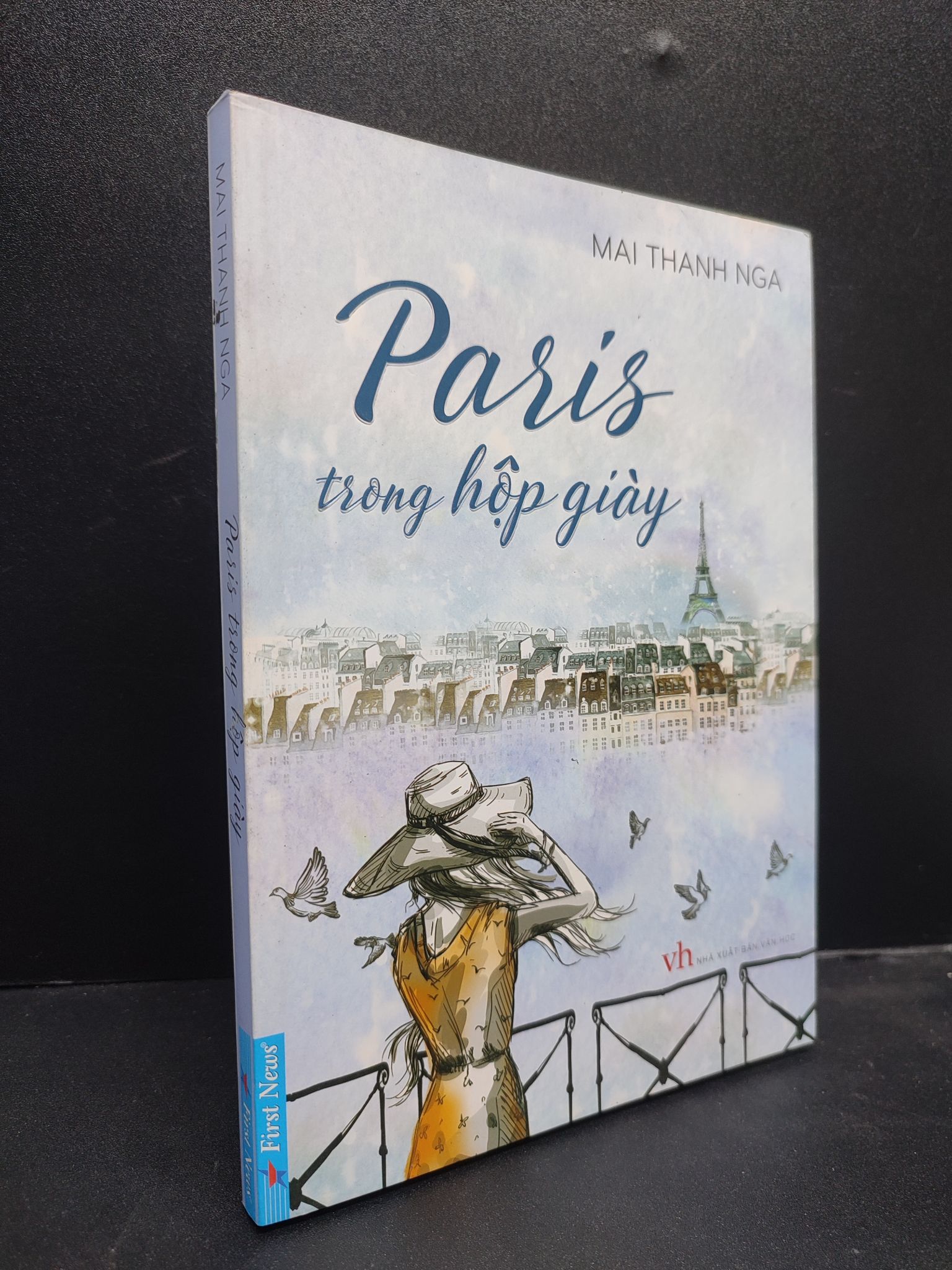 Paris trong hộp giày năm 2017 mới 80% ố vàng có mộc đỏ đầu sách HCM0203 văn học