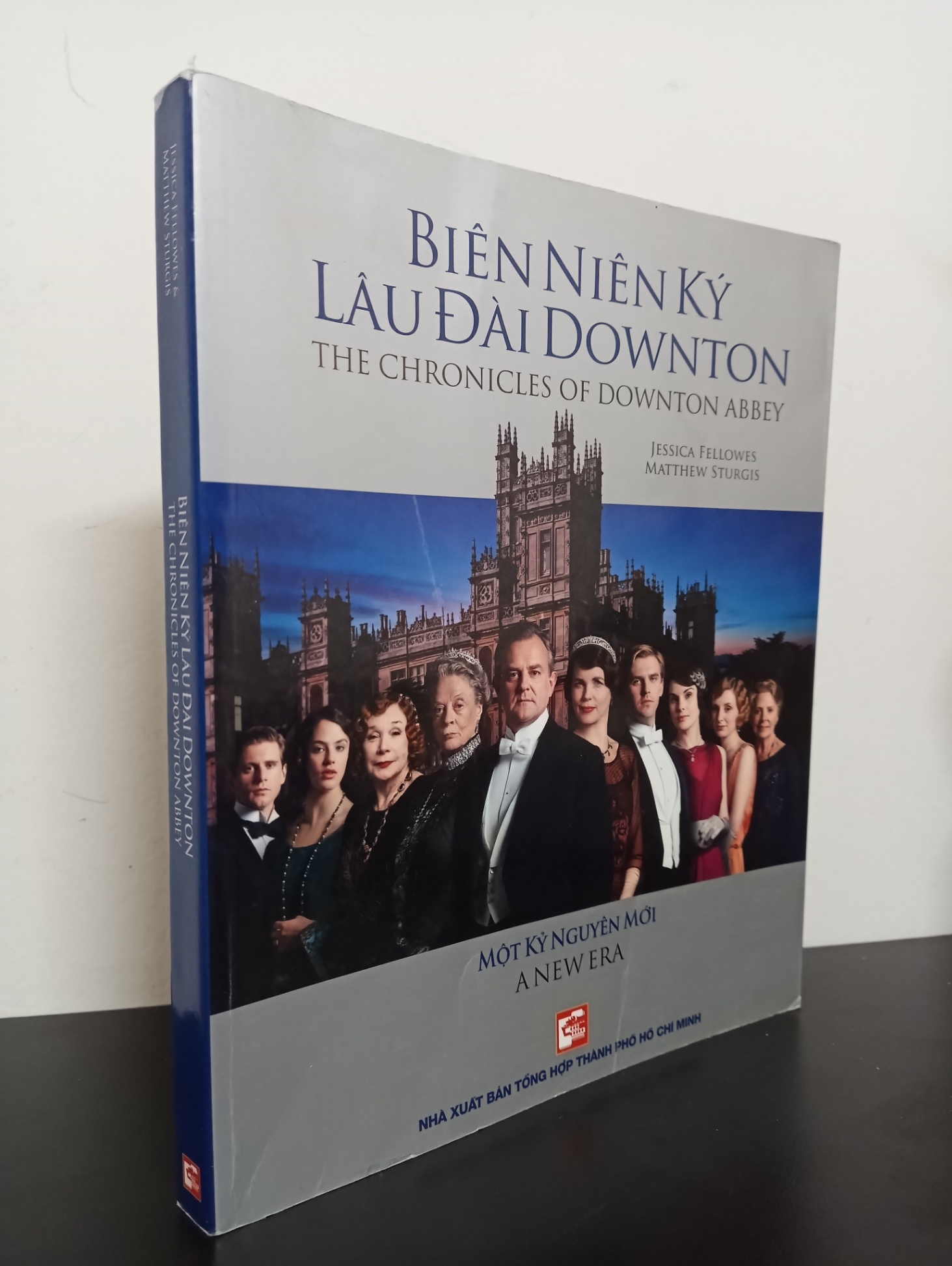 Biên Niên Ký Lâu Đài Downton - Một Kỷ Nguyên Mới (2013) - Jessica Fellowes, Matthew Sturgis Mới 90% HCM.ASB1103