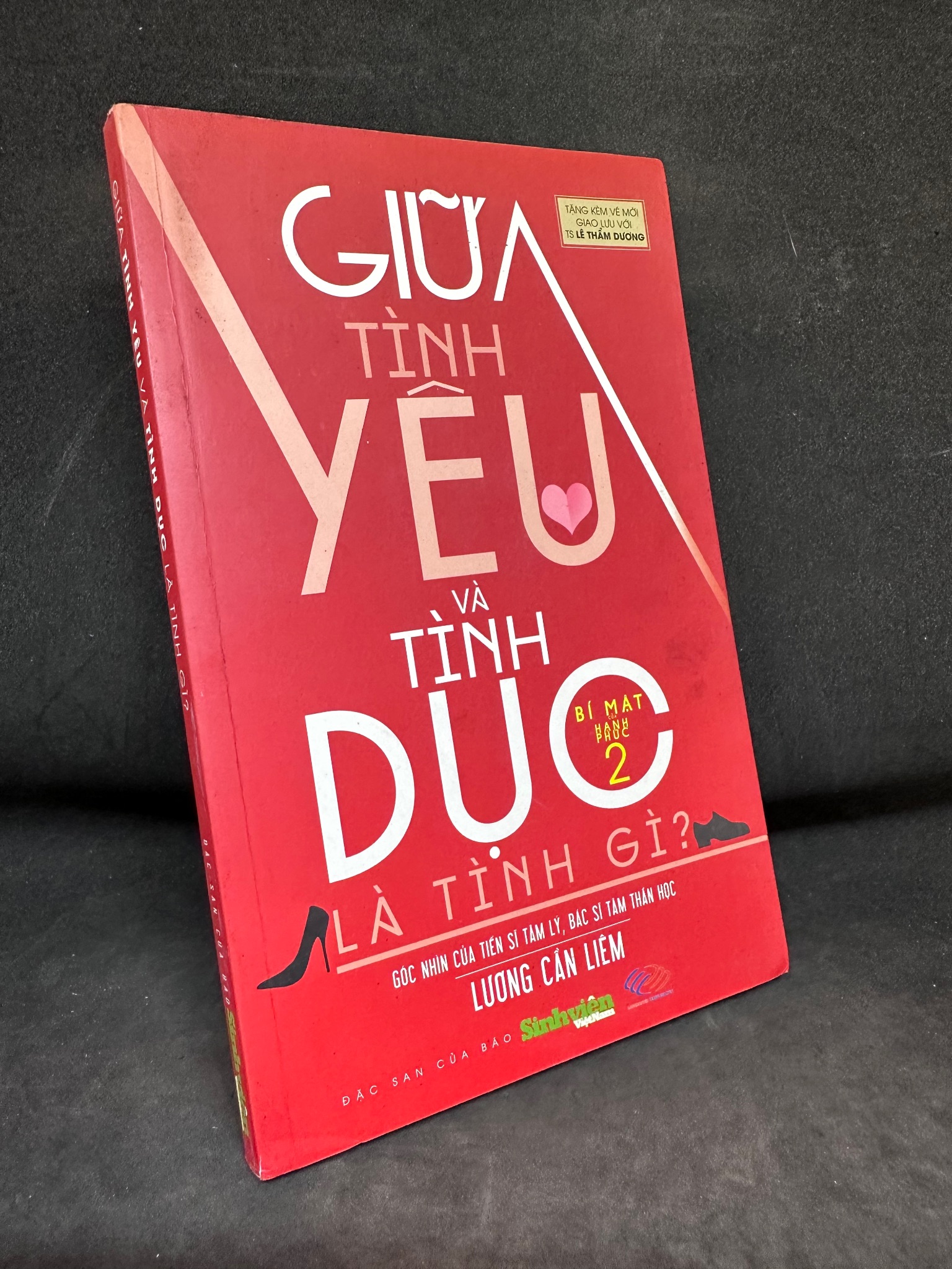 Giữa Tình Yêu Và Tình Dục Là Tình Gì, Lương Cần Liêm, Mới 80% (Ố Vàng), 2015 SBM0803