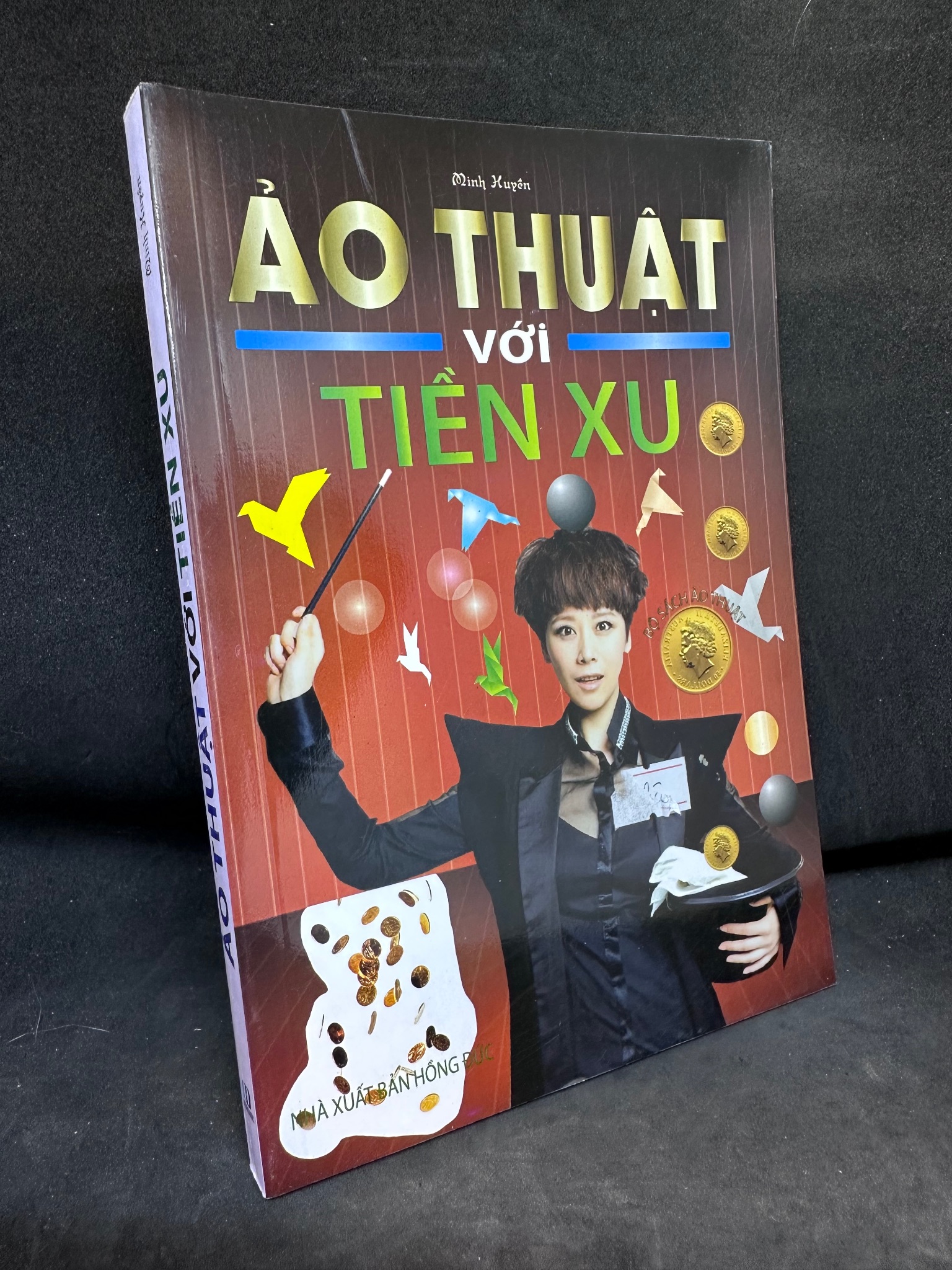 Ảo Thuật Với Tiền Xu - Minh Huyền, Mới 90%, 2013 SBM0803