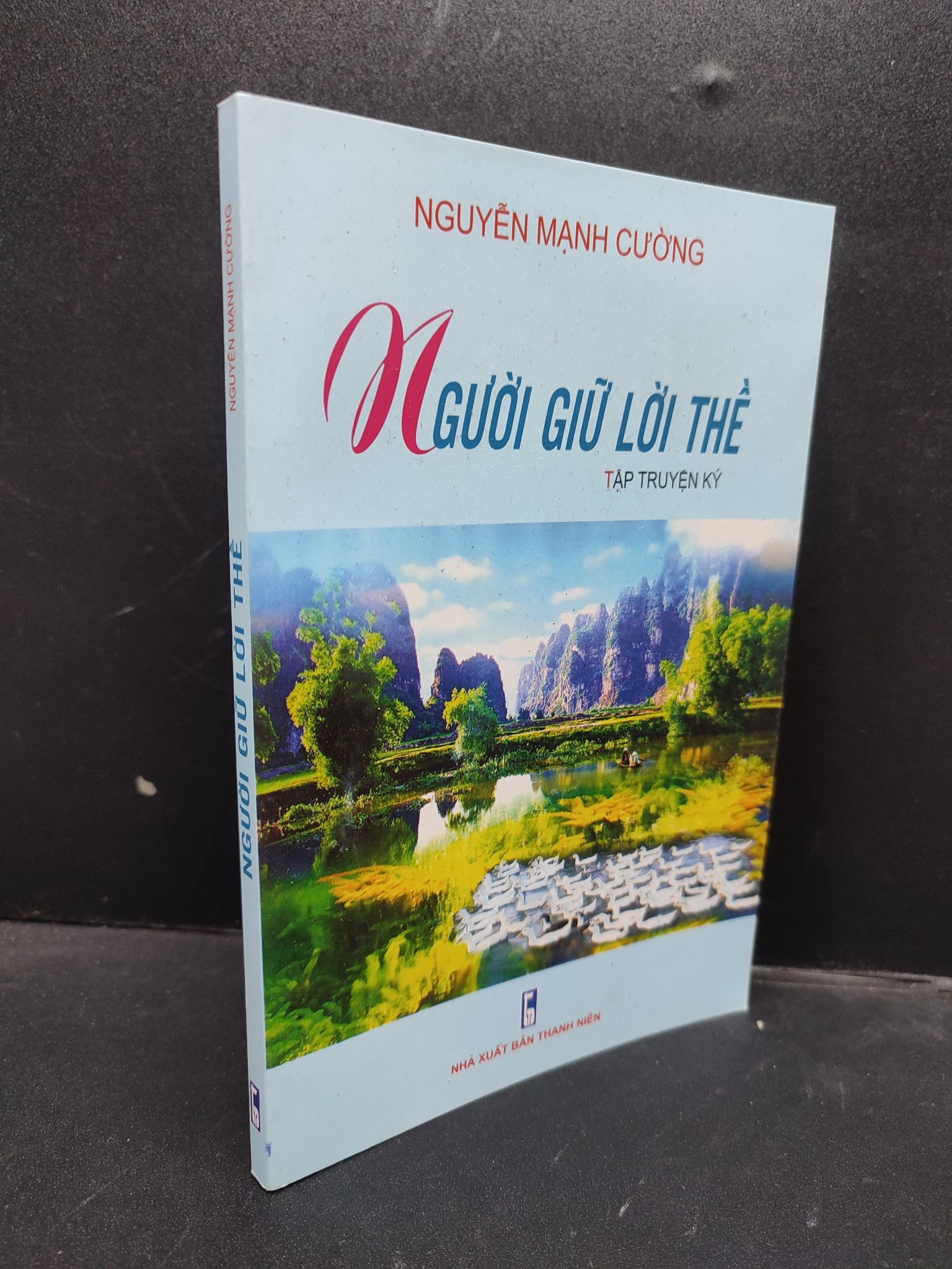 Người Giữ Lời Thề Nguyễn Mạnh Cường 2022 độ mới 80% ố vàng có chữ ký tác giả HCM1303 Tập Truyện Ký, văn học