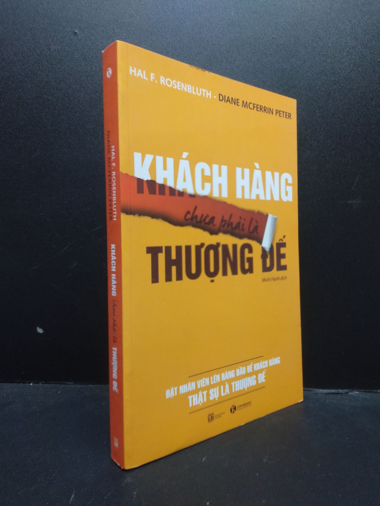 Khách hàng chưa phải là thượng đế Hal F. Rosenbluth - Diane Mcferrin Peter 2018 mới 80% ố nhẹ HCM.ASB0309