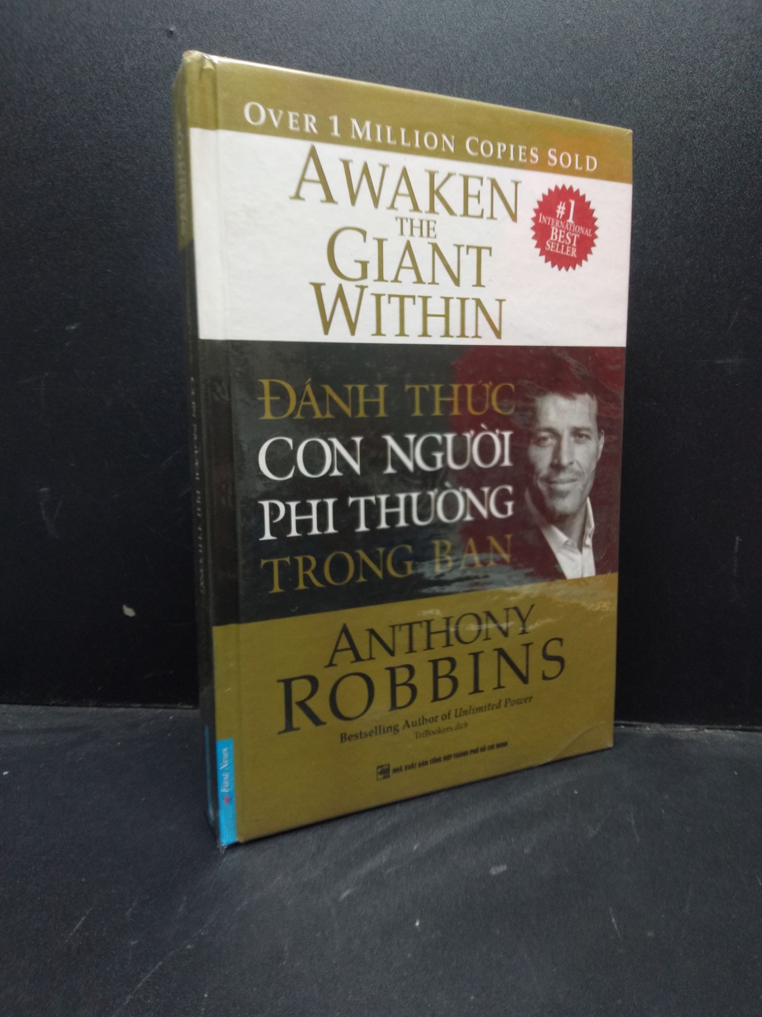 Đánh thức con người phi thường trong bạn Anthony Robbins (có seal, bìa cứng) mới 80% ố HCM2503 kỹ năng