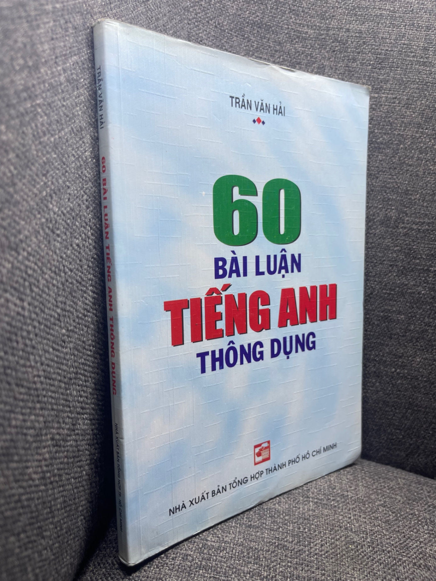 60 bài luận tiếng anh thông dụng Trần Văn Hải 2012 mới 70% viết chì ố nhẹ HPB1704