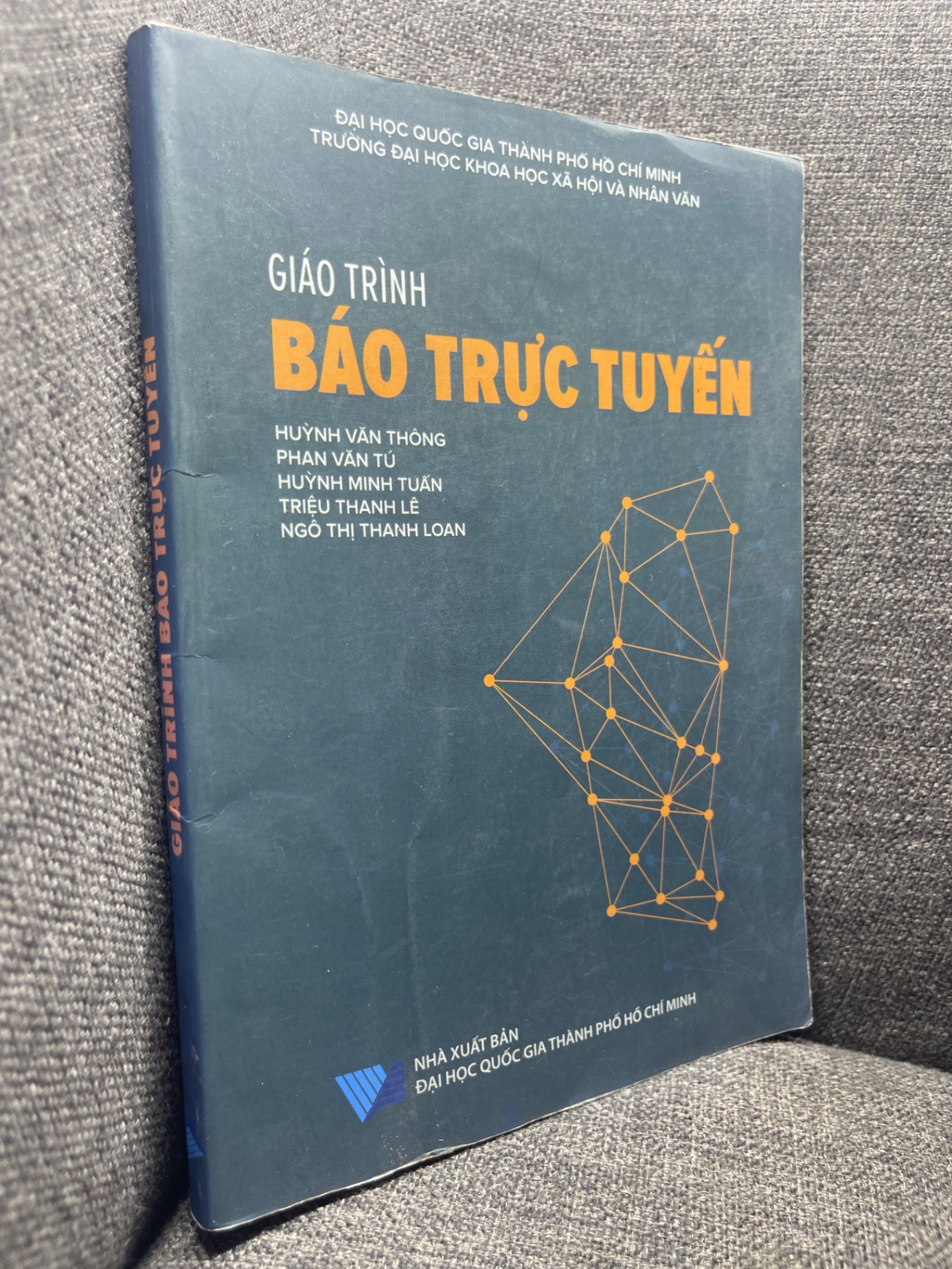 Giáo trình báo trực tuyến 2015 mới 80% gấp nếp nhẹ HPB1704