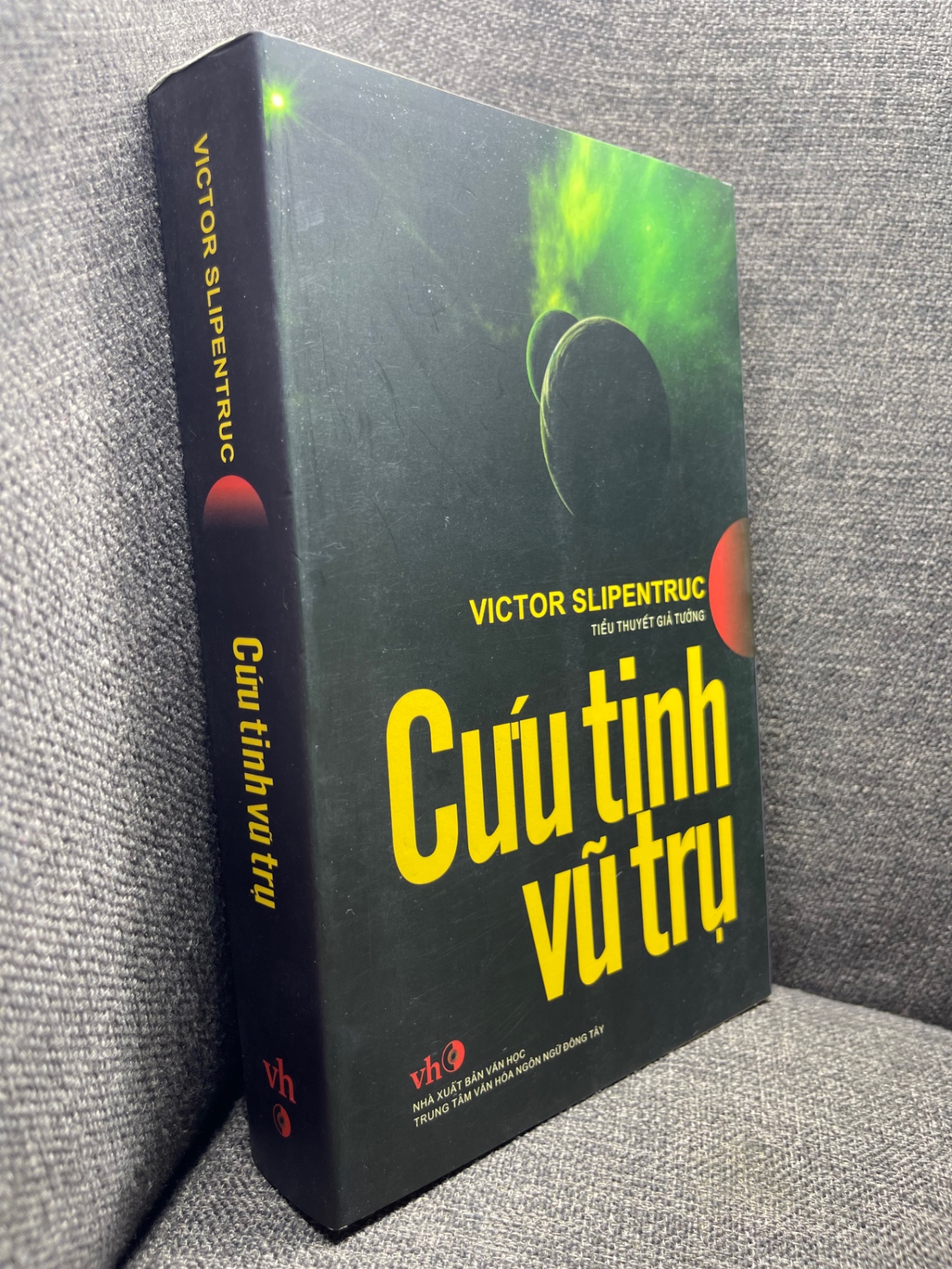 Cứu tinh vũ trụ Victor Slipentruc 2013 mới 80% HPB1704