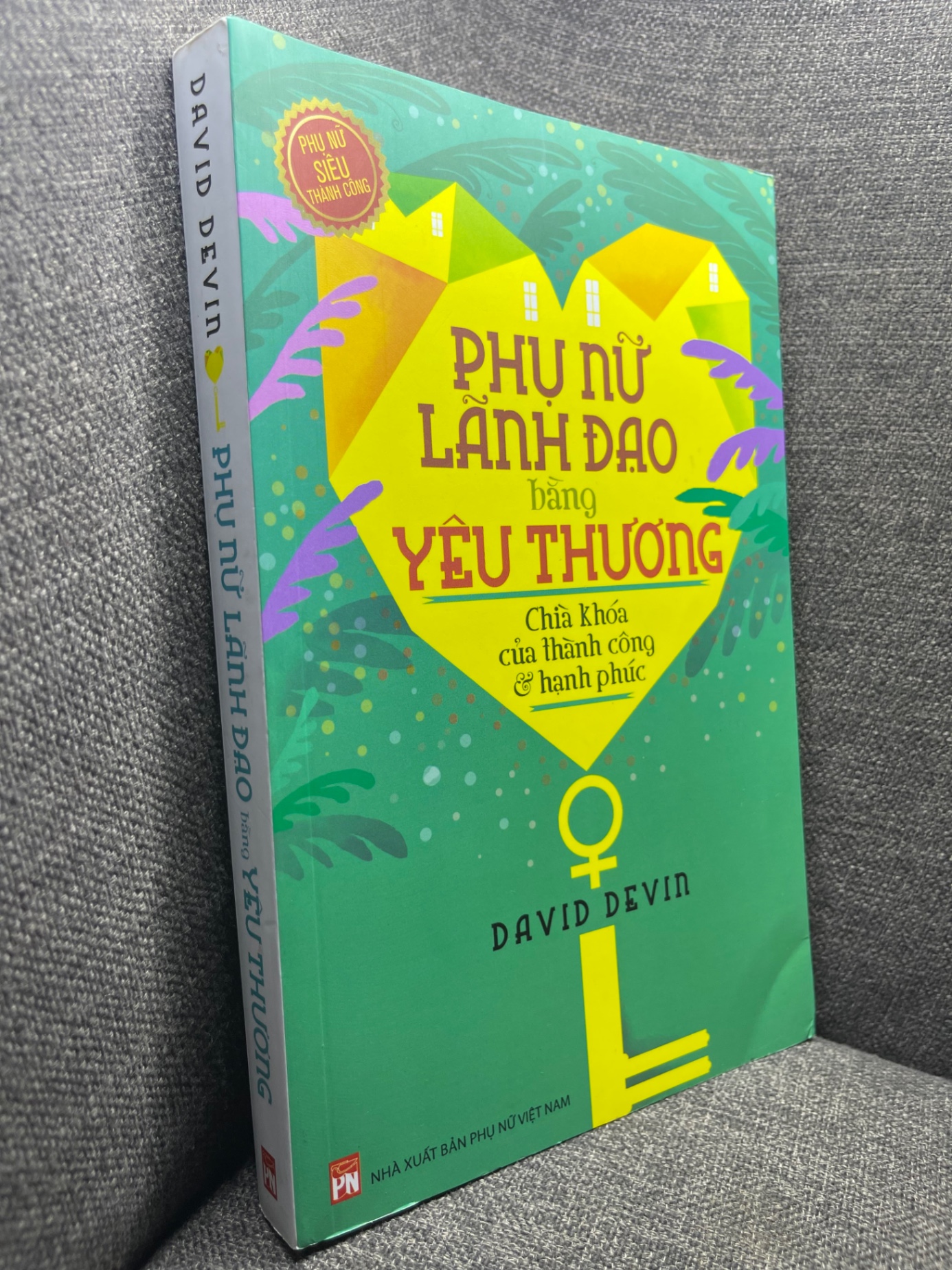 Phụ nữ lãnh đạo bằng yêu thương David Devin 2022 mới 80% HPB1704