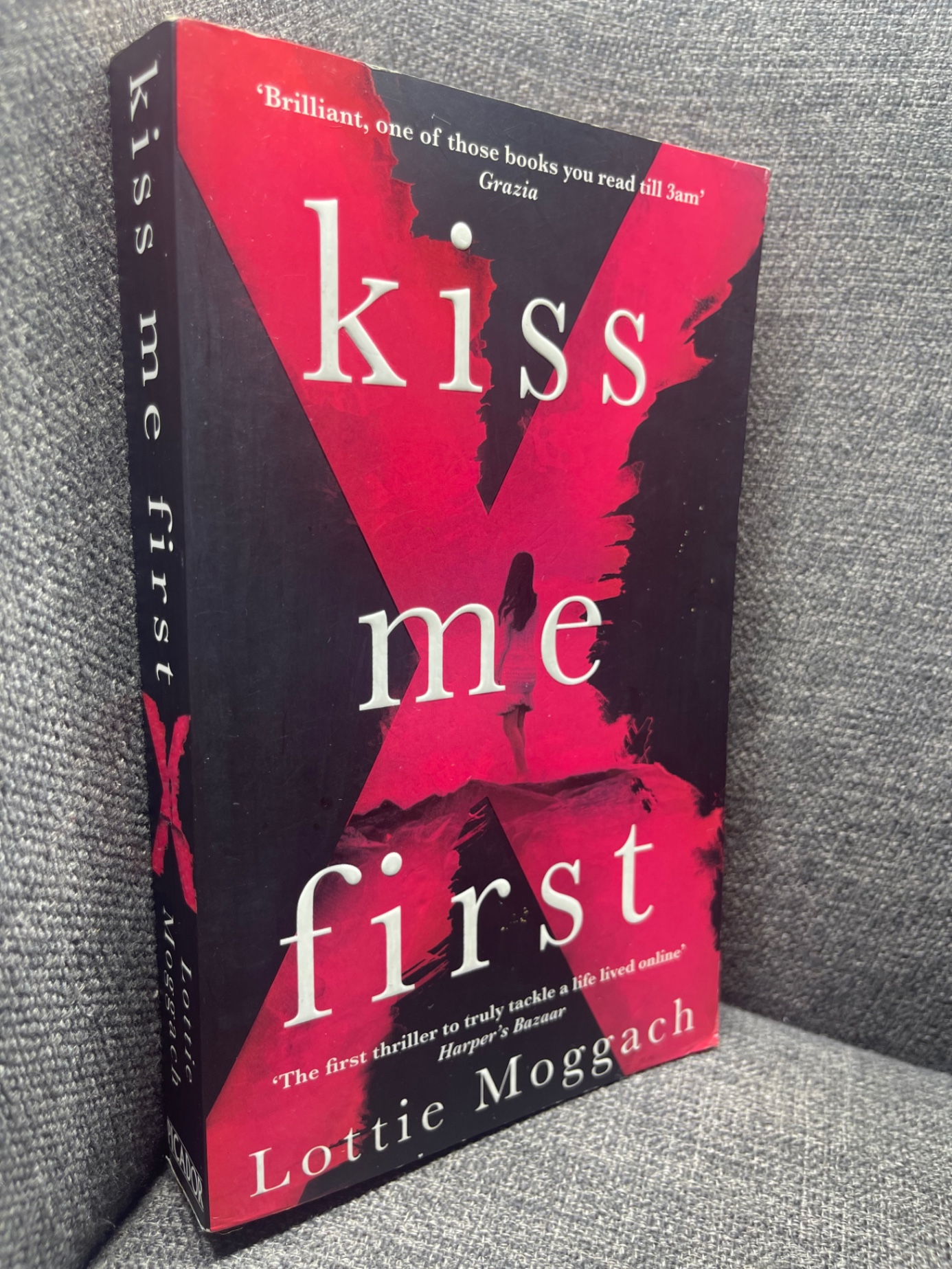 Kiss me first Lottie Moggach mới 70% ố vàng HPB2504 ngoại văn