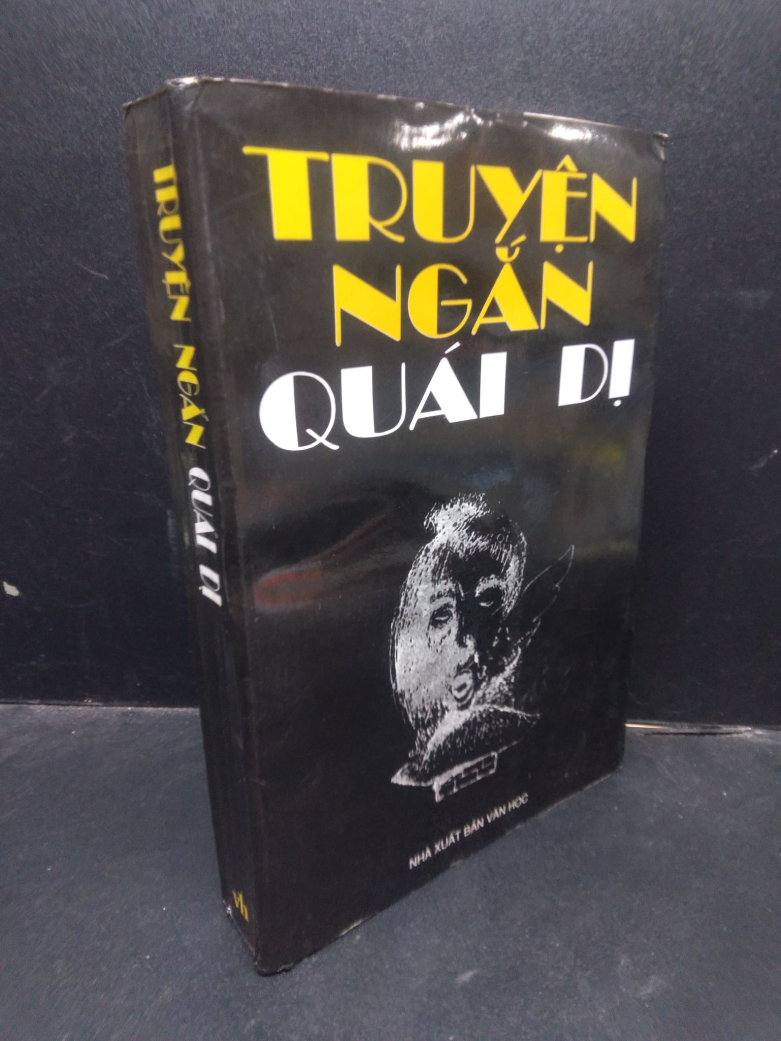 Truyện ngắn quái dị 1998 mới 70% ố vàng có ký tên HCM2404 văn học