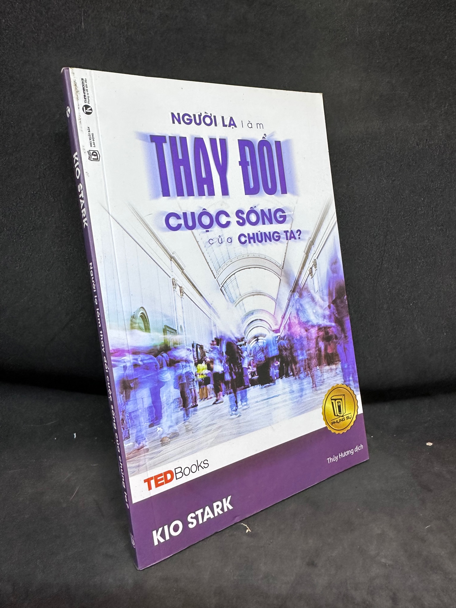 Người Lạ Làm Thay Đổi Cuộc Sống Của Chúng Ta? - Tedbooks - Kio Stark, Mới 80% (Ố Nhẹ), 2017 SBM.VH2504