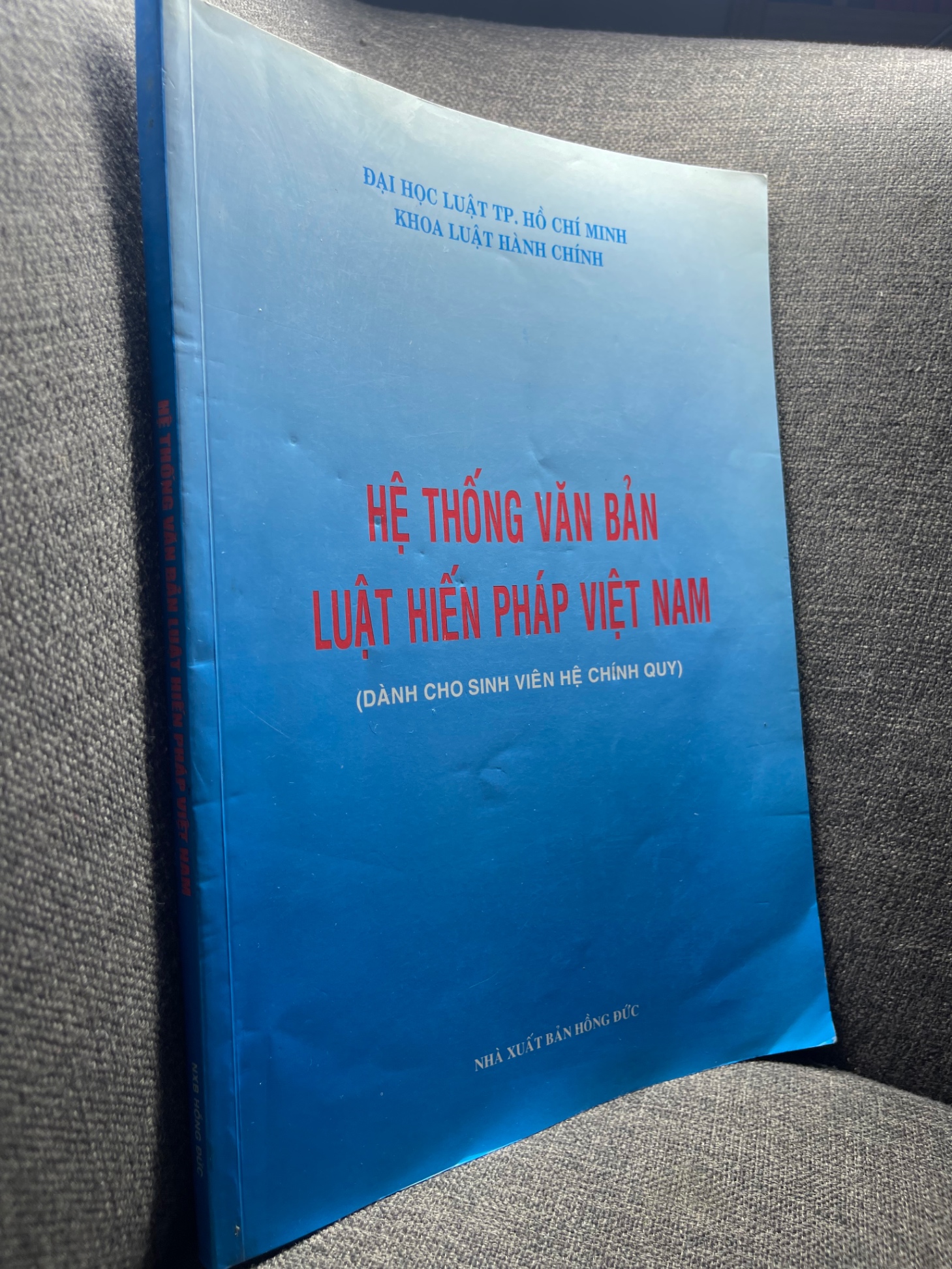 Hệ thống văn bản luật hiến pháp Việt Nam mới 80% HPB0205