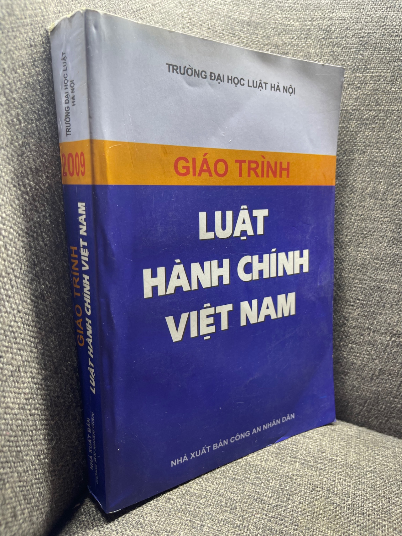 Giáo trình luật hành chính Việt Nam 2009 mới 80% bẩn nhẹ viền HPB0205