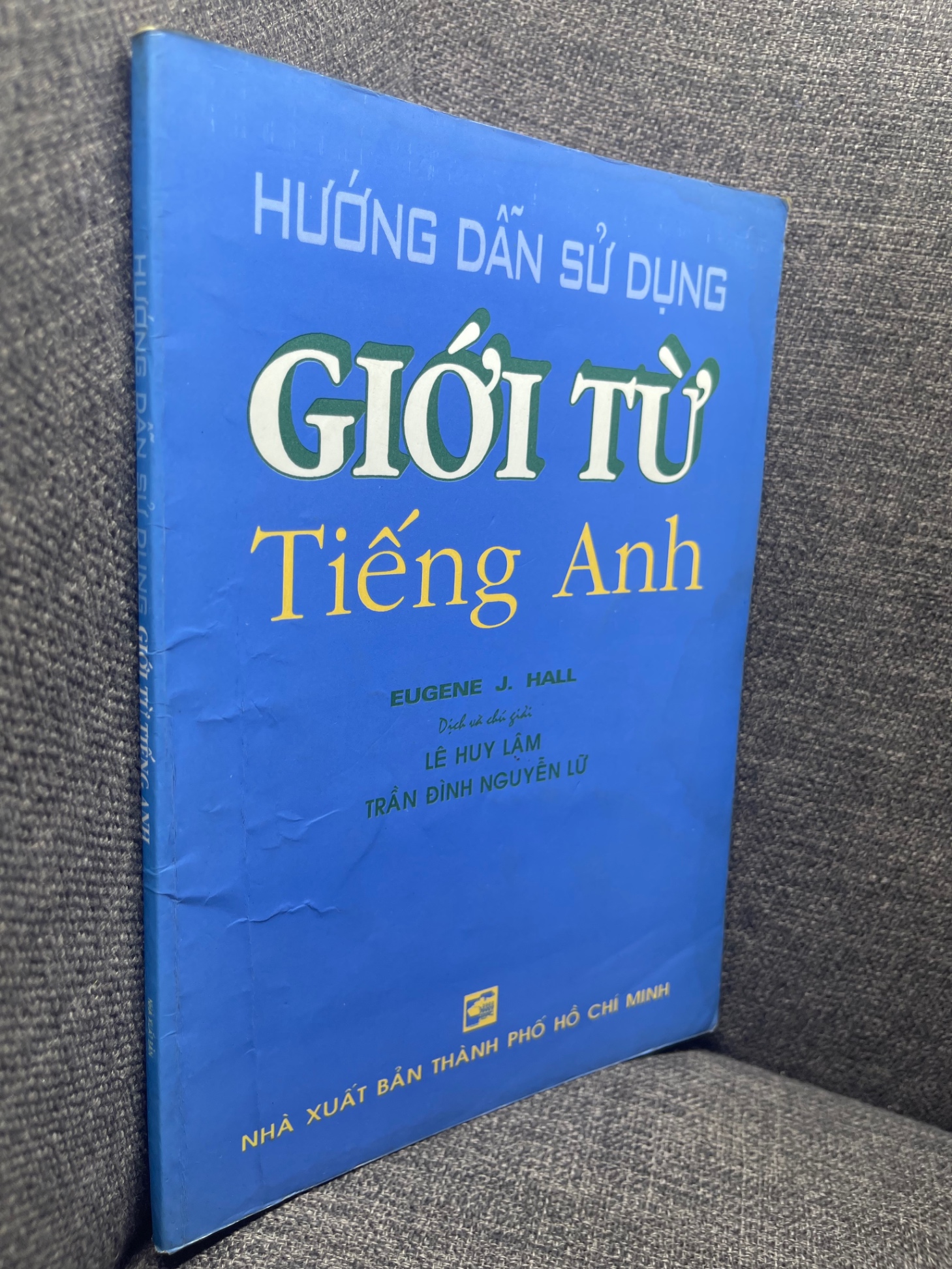 Hướng dẫn sử dụng giới từ tiếng anh Engene J Hall 1998 mới 60% ố vàng HPB0305