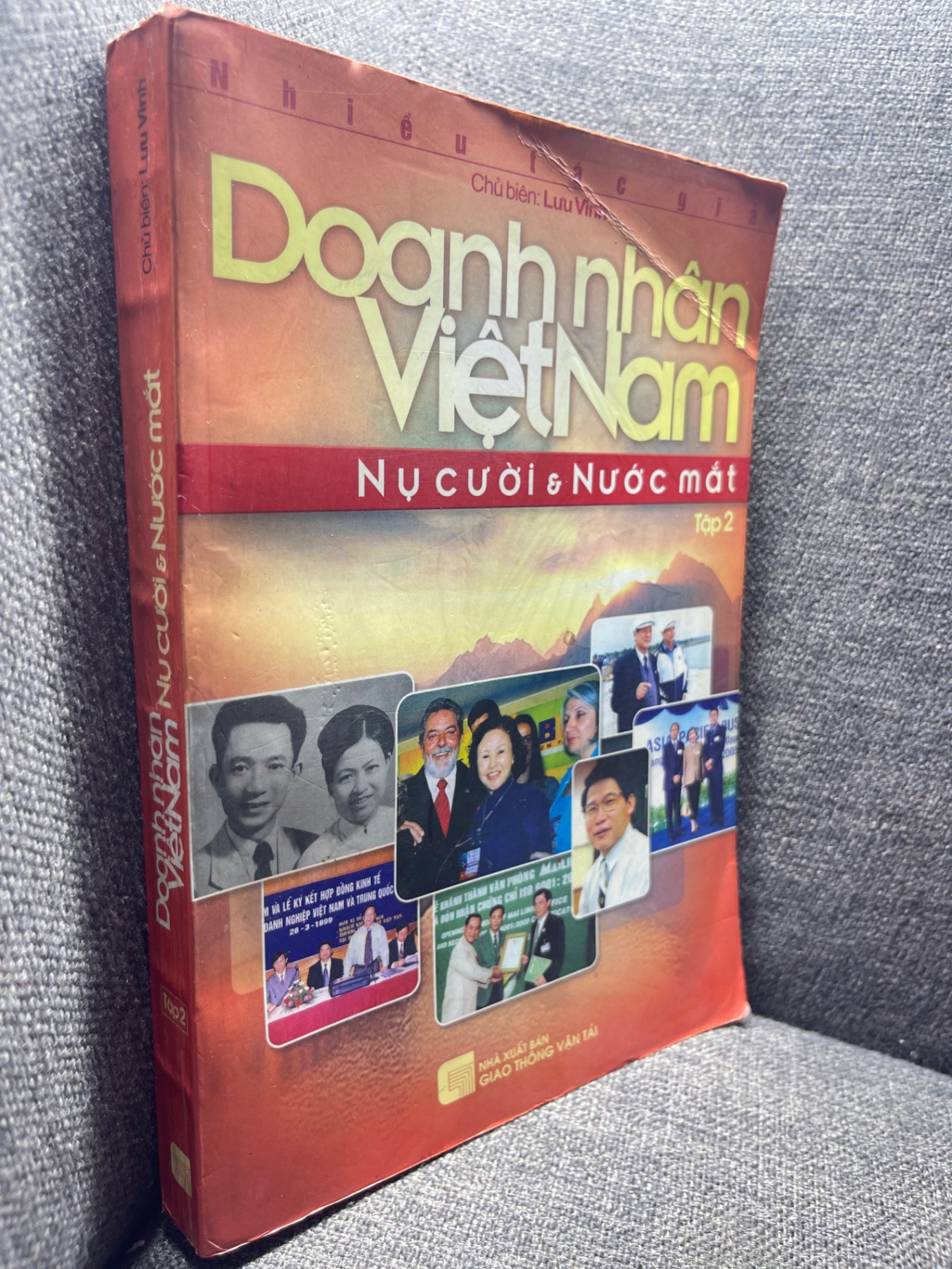 Doanh nhân Việt Nam nụ cười và nước mắt tập 2 Lưu Vinh 2006 mới 80% bẩn viền HPB0205