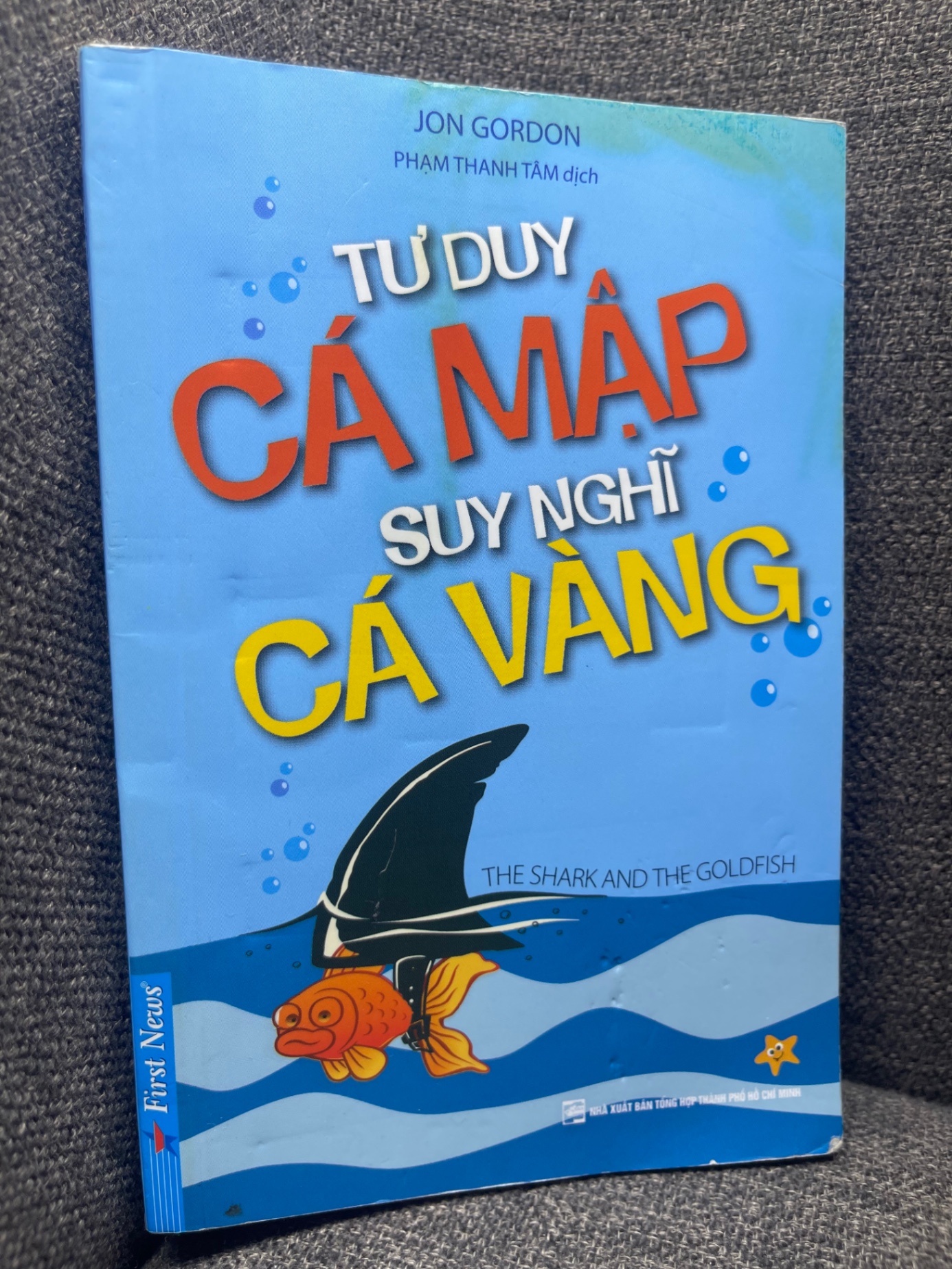 Tư duy như cá mập suy nghĩ như cá vàng Jon Gordon 2018 mới 80% ố nhẹ HPB0405 khổ nhỏ bỏ túi