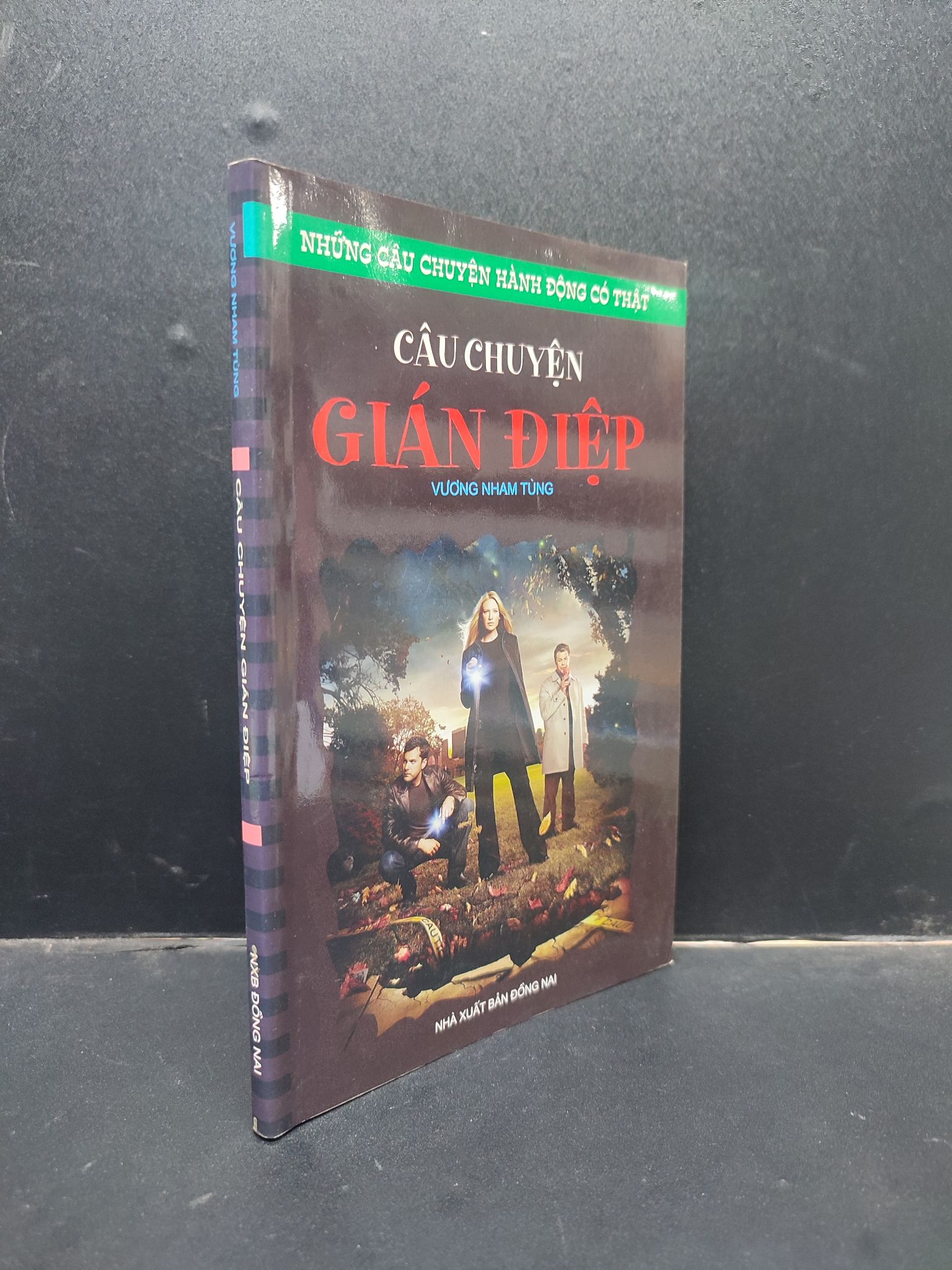 Câu chuyện gián điệp - Vương Nham Tùng 2010 mới 70% ố vàng HCM0305 văn học