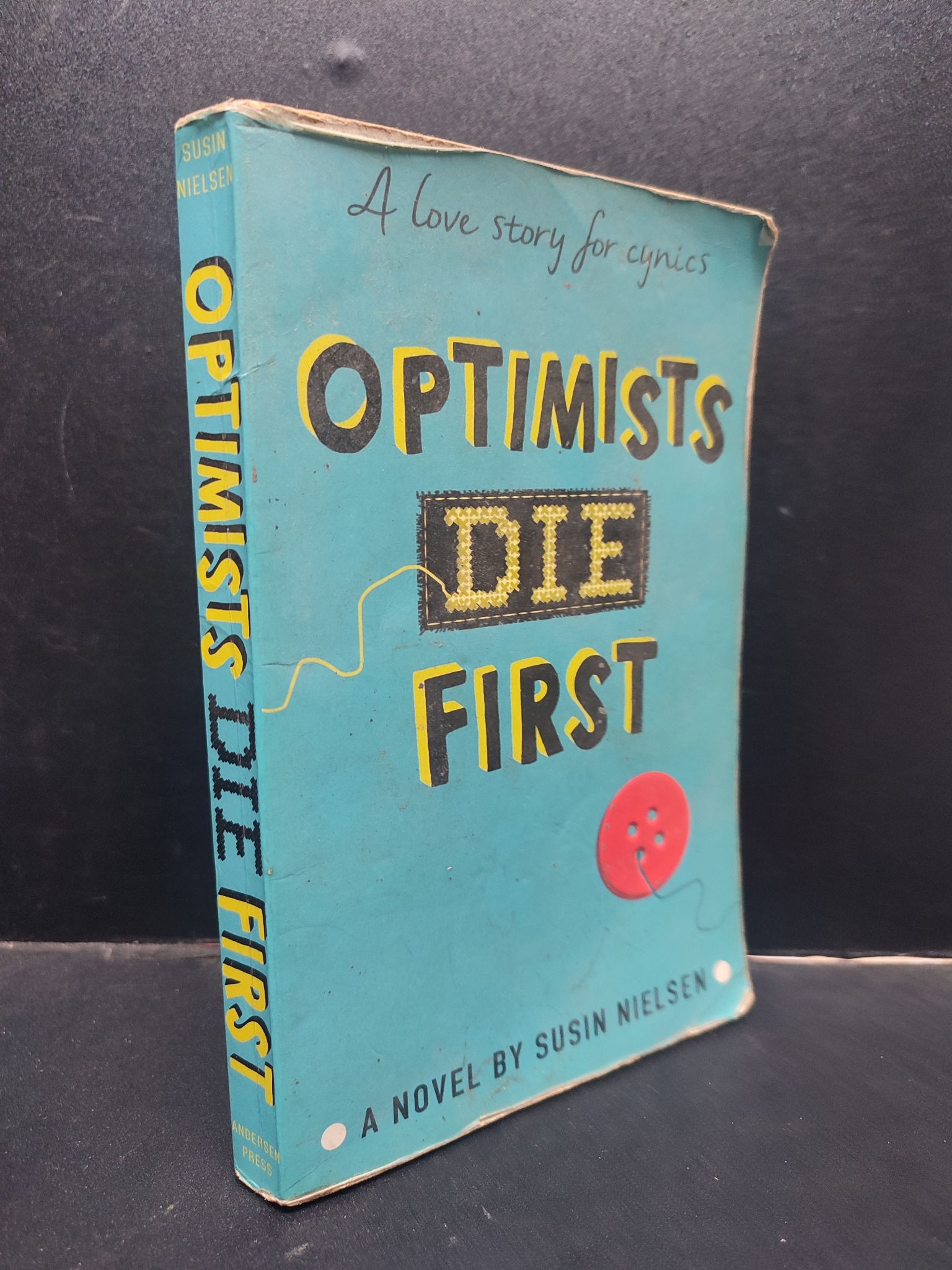 Optimists DIE first - Andersen Press mới 60% ố vàng có viết và highlight HCM0305 ngoại văn