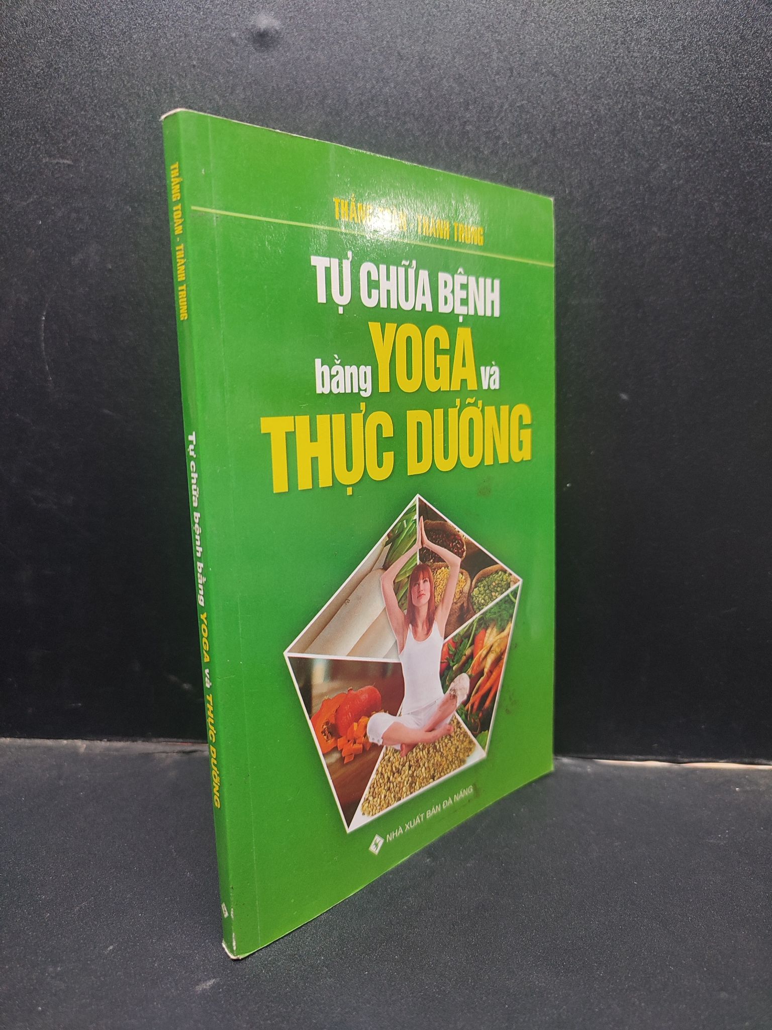 Tự chữa bệnh bằng yoga và thực dưỡng - Thắng Toàn và Thành Trung 2017 mới 80% bẩn nhẹ HCM0305 sức khỏe