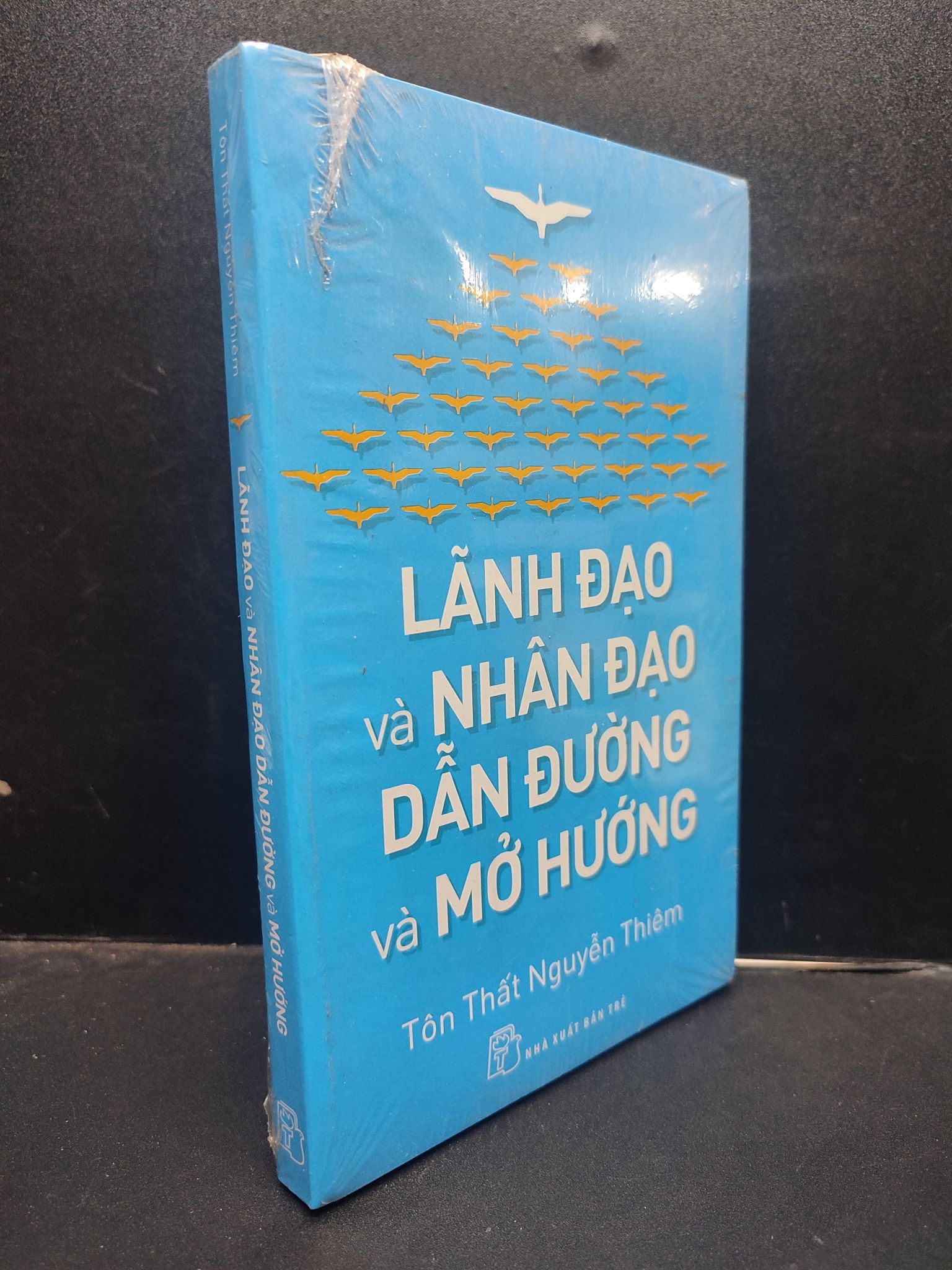 Lãnh đạo và nhân đạo dẫn đường và mở đường - Tôn Thất Nguyễn Thiêm (có seal) mới 70% ố HCM0305 kỹ năng quản trị