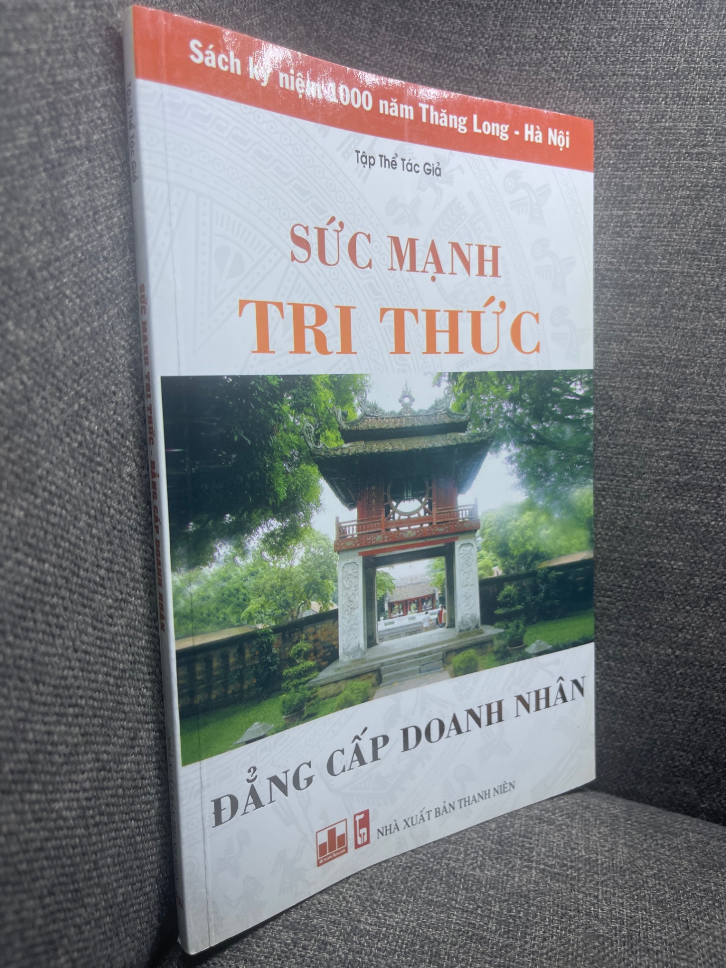 Sức mạnh tri thức đẳng cấp doanh nhân 2010 mới 80% bẩn nhẹ bìa HPB0805