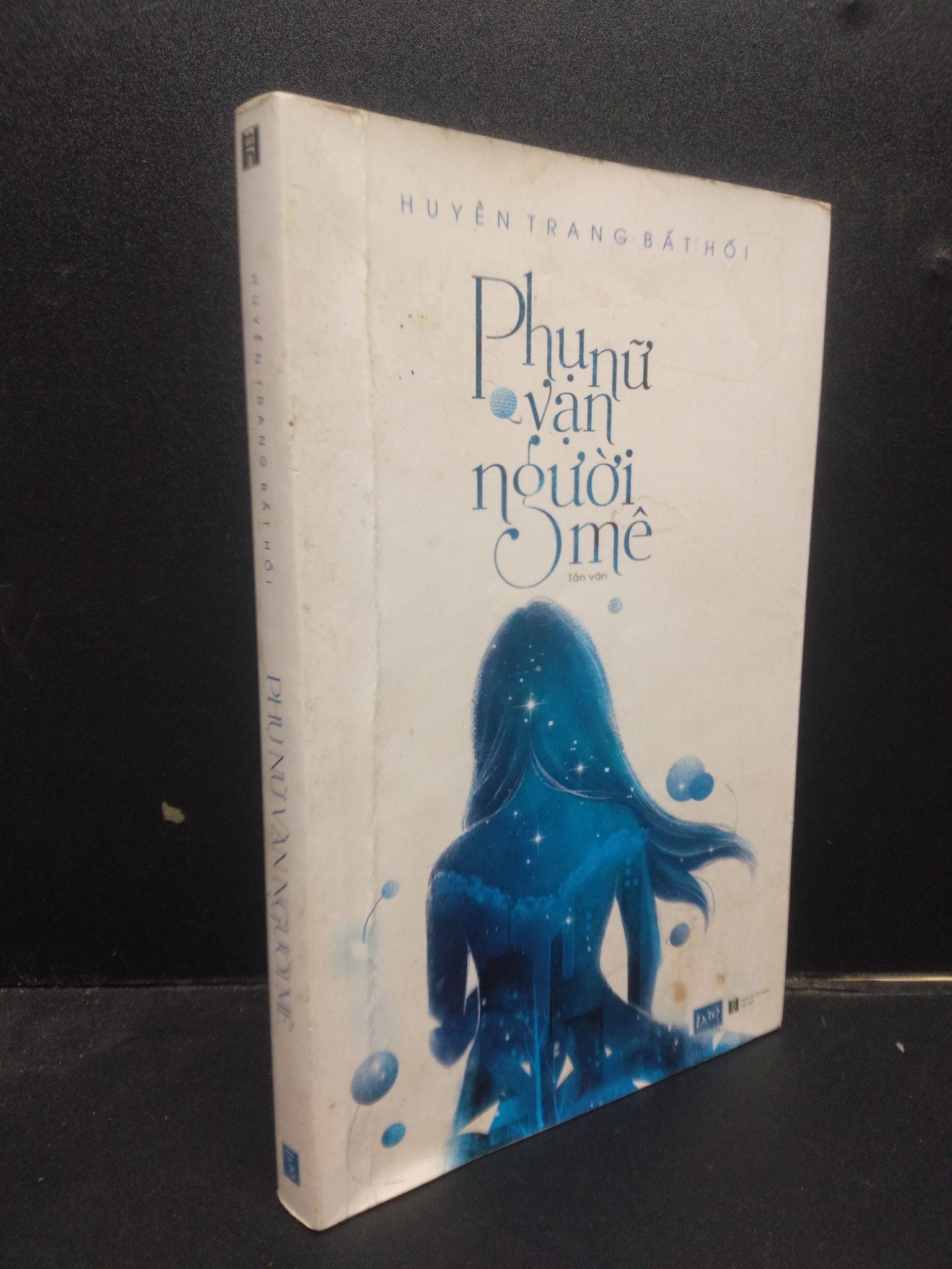 Phụ nữ vạn người mê - Huyền Trang Bất Hối 2017 mới 80% ố bẩn nhẹ HCM0705 tản văn