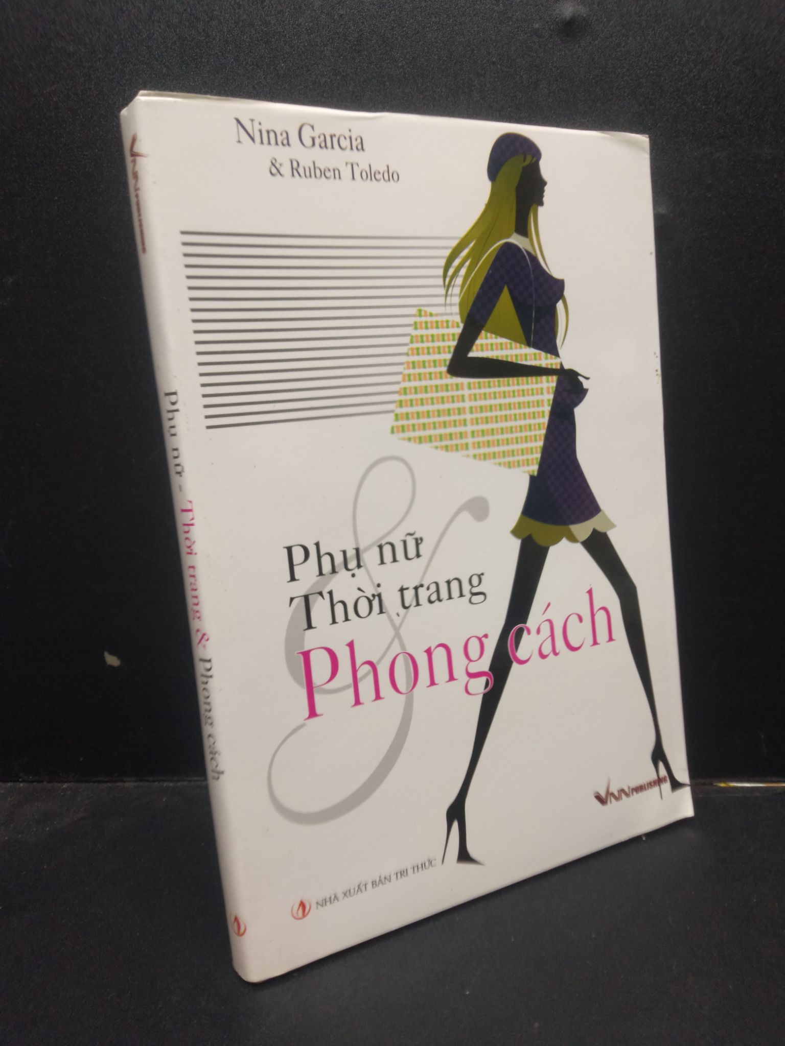 Phụ Nữ - Thời Trang Và Phong Cách Nina Garcia & Ruben Toledo mới 90% bẩn nhẹ 2009 HCM0605