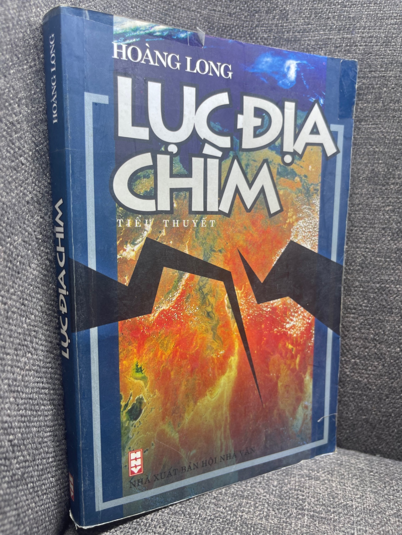 Lục địa chìm Hoàng Long 2005 mới 70% bẩn nhẹ HPB0805 văn học VN