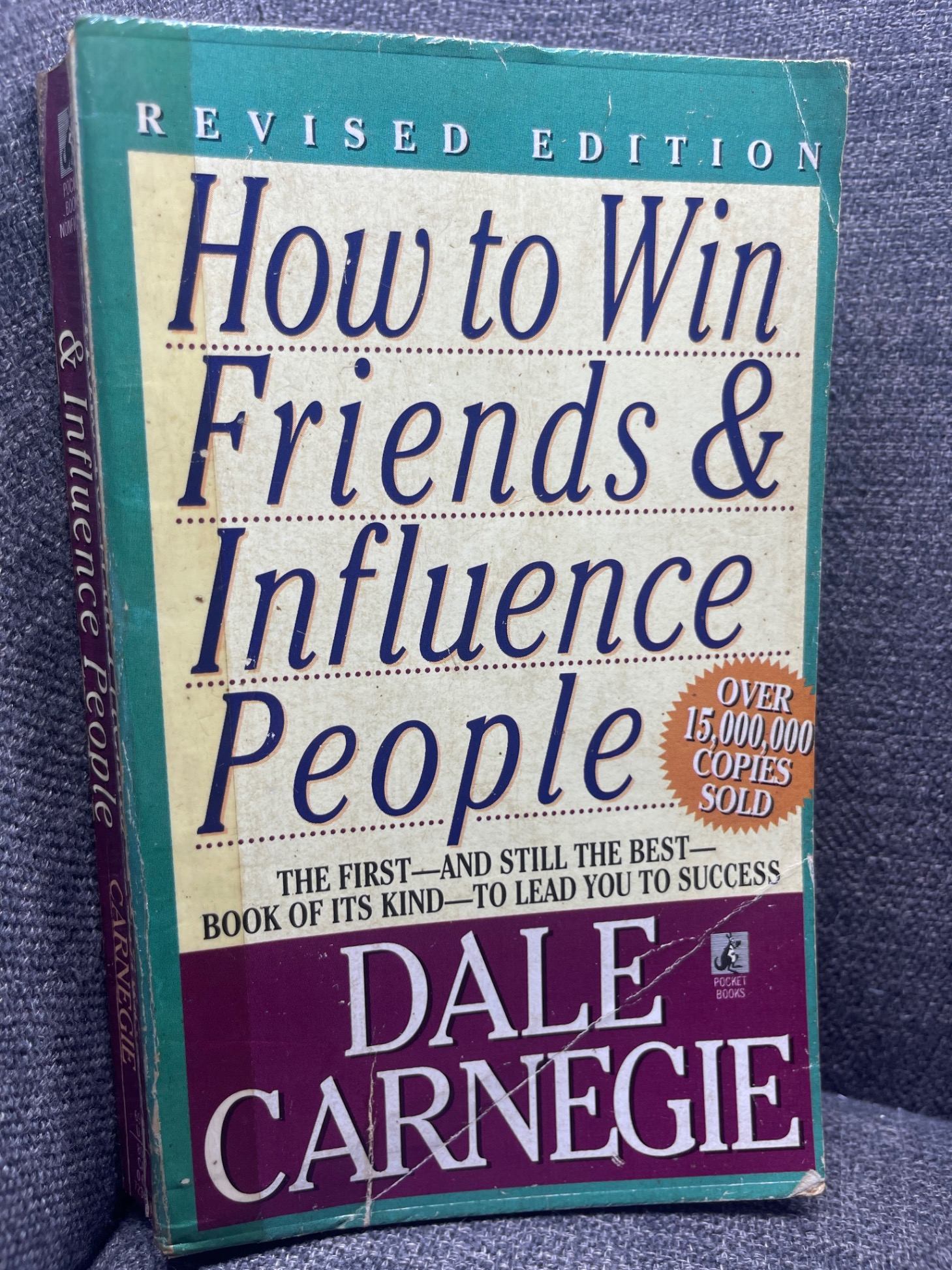 How to win friends and influence people Dale Carnegie mới 70% ố vàng HPB1205